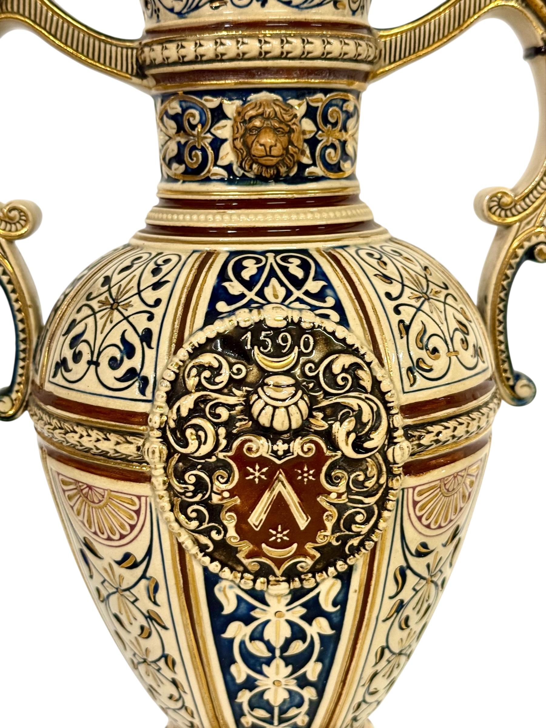 Dorato Coppia di vasi in maiolica rinascimentale del XIX secolo con stemmi araldici in vendita