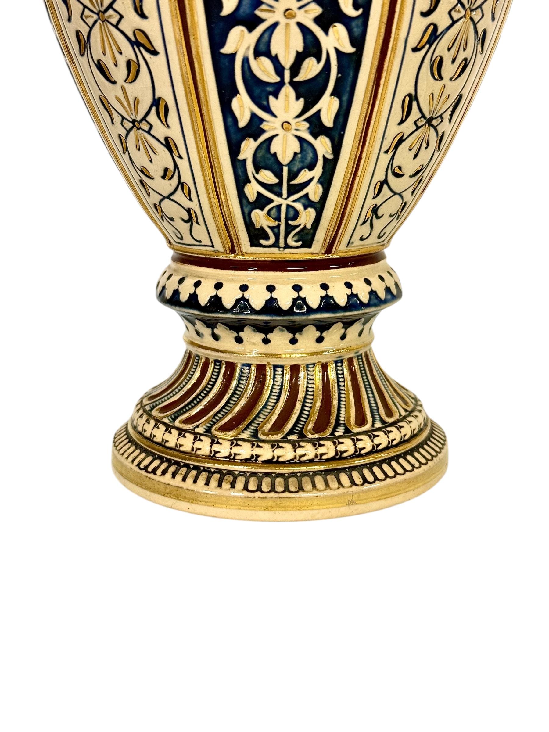 Ceramica Coppia di vasi in maiolica rinascimentale del XIX secolo con stemmi araldici in vendita