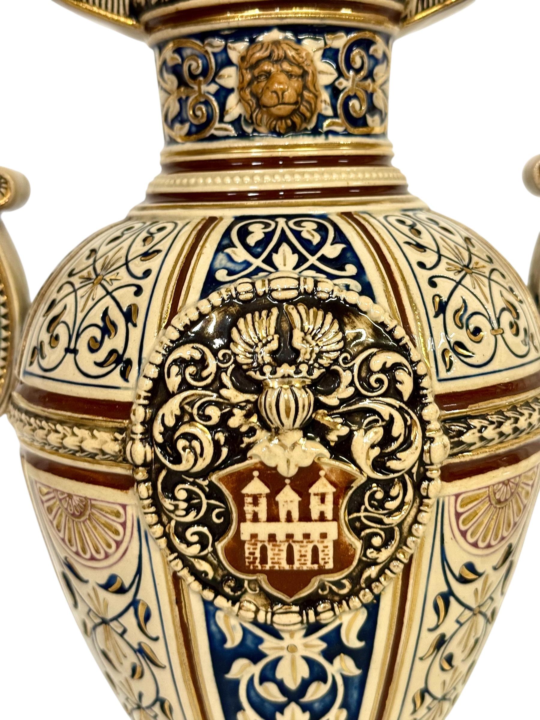Coppia di vasi in maiolica rinascimentale del XIX secolo con stemmi araldici in vendita 1