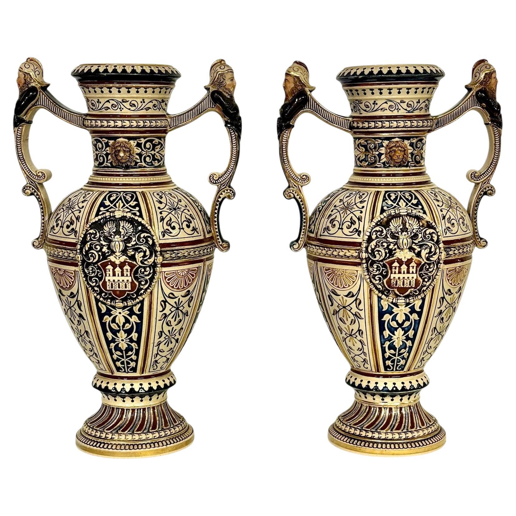 Coppia di vasi in maiolica rinascimentale del XIX secolo con stemmi araldici in vendita