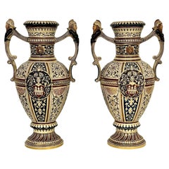 Coppia di vasi in maiolica rinascimentale del XIX secolo con stemmi araldici