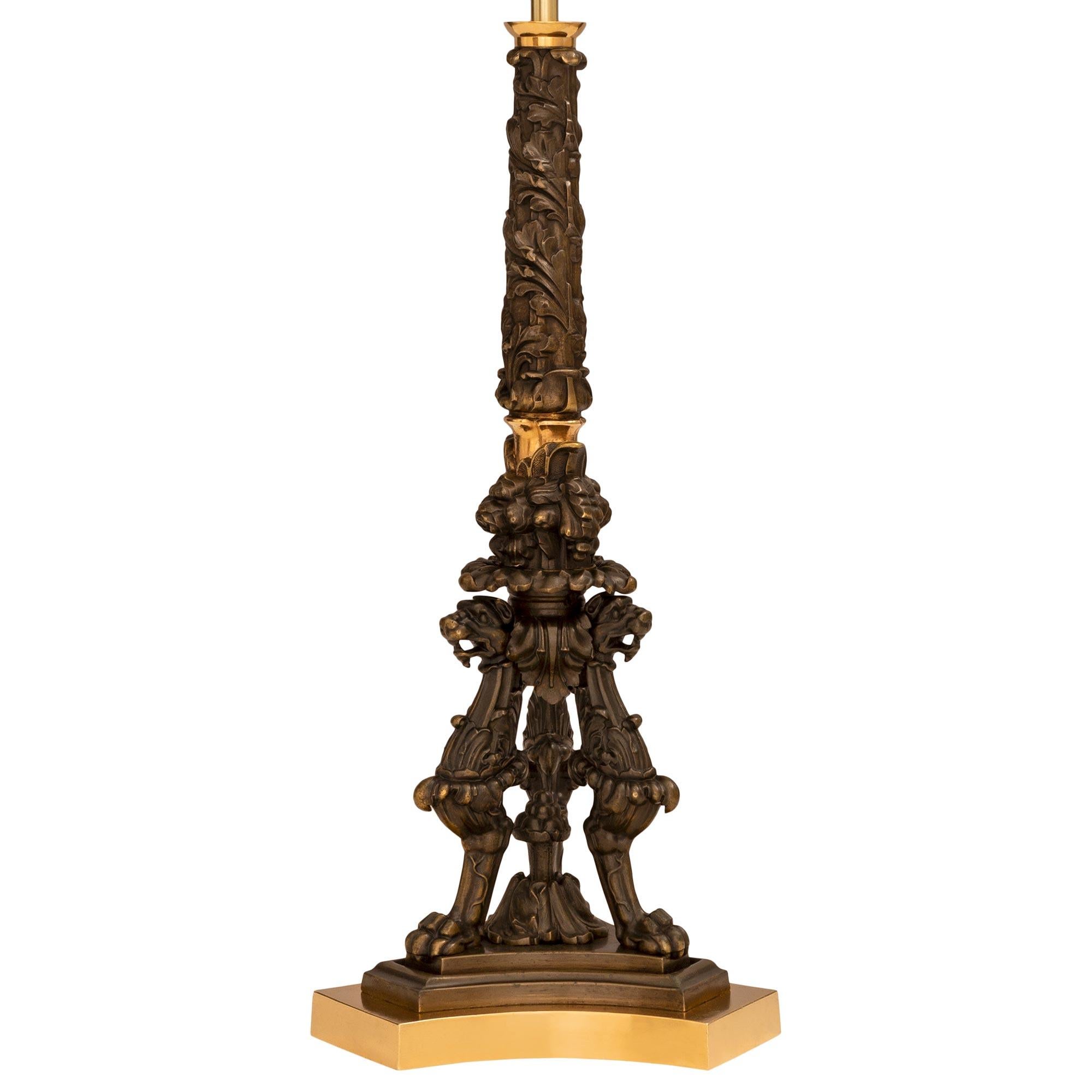 Inconnu paire de lampes en bronze patiné et bronze doré de style Renaissance du 19e siècle en vente