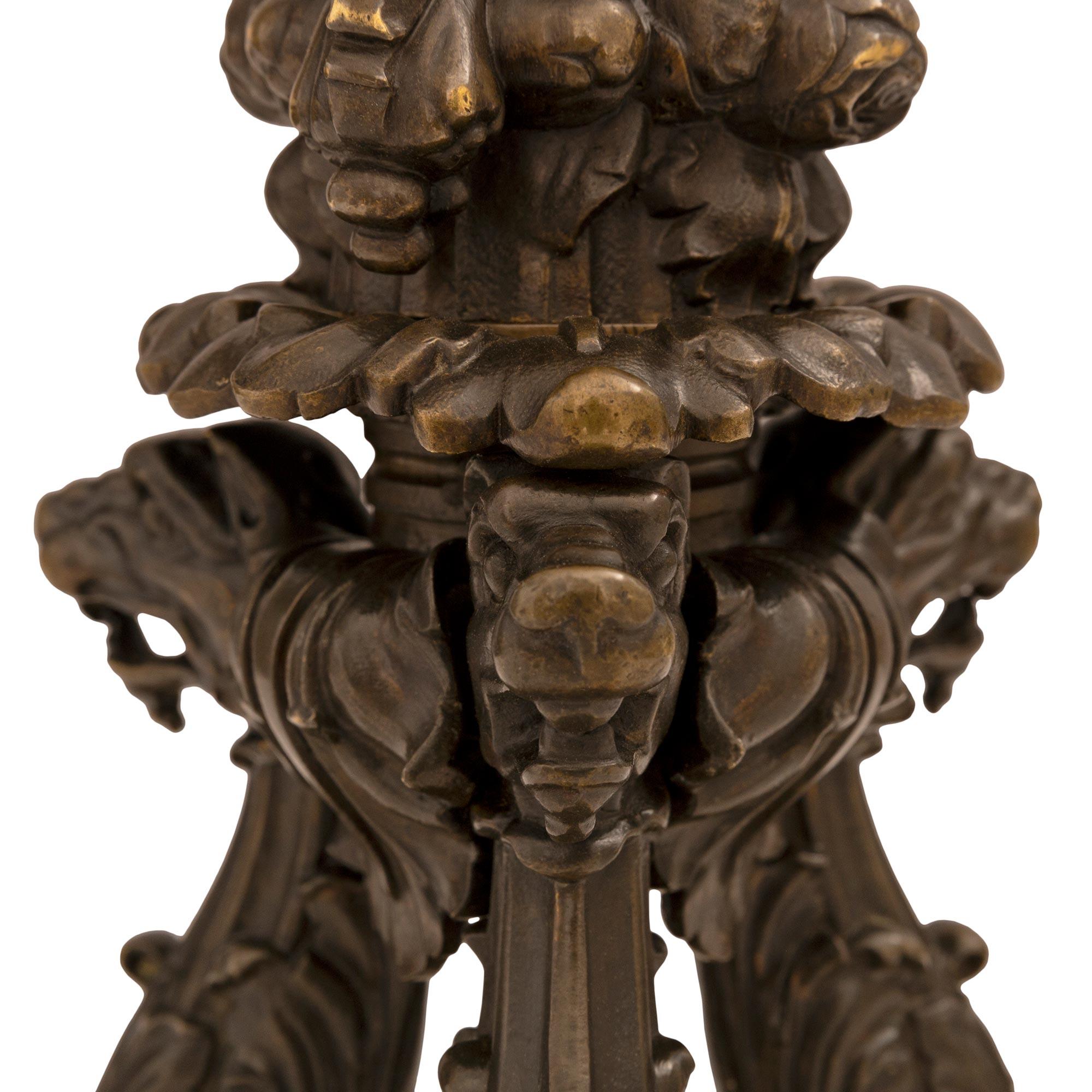 XIXe siècle paire de lampes en bronze patiné et bronze doré de style Renaissance du 19e siècle en vente