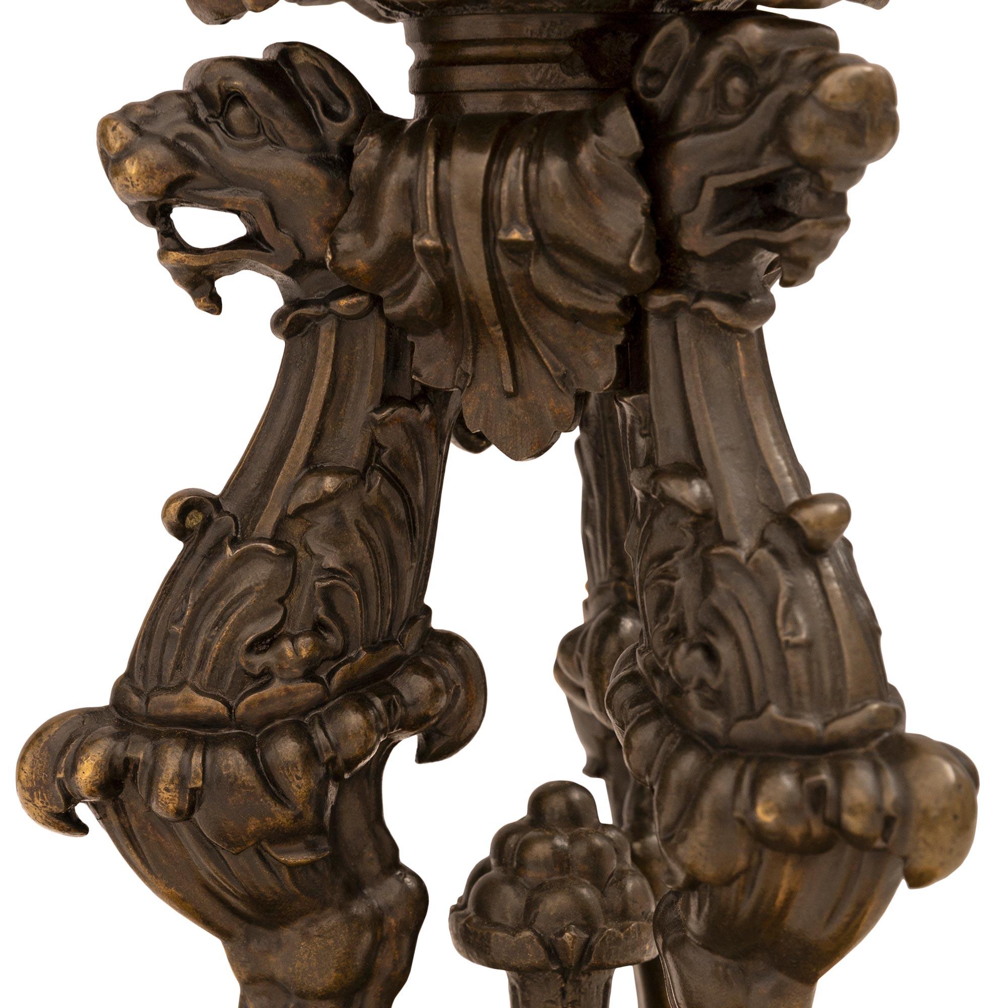 Bronze paire de lampes en bronze patiné et bronze doré de style Renaissance du 19e siècle en vente