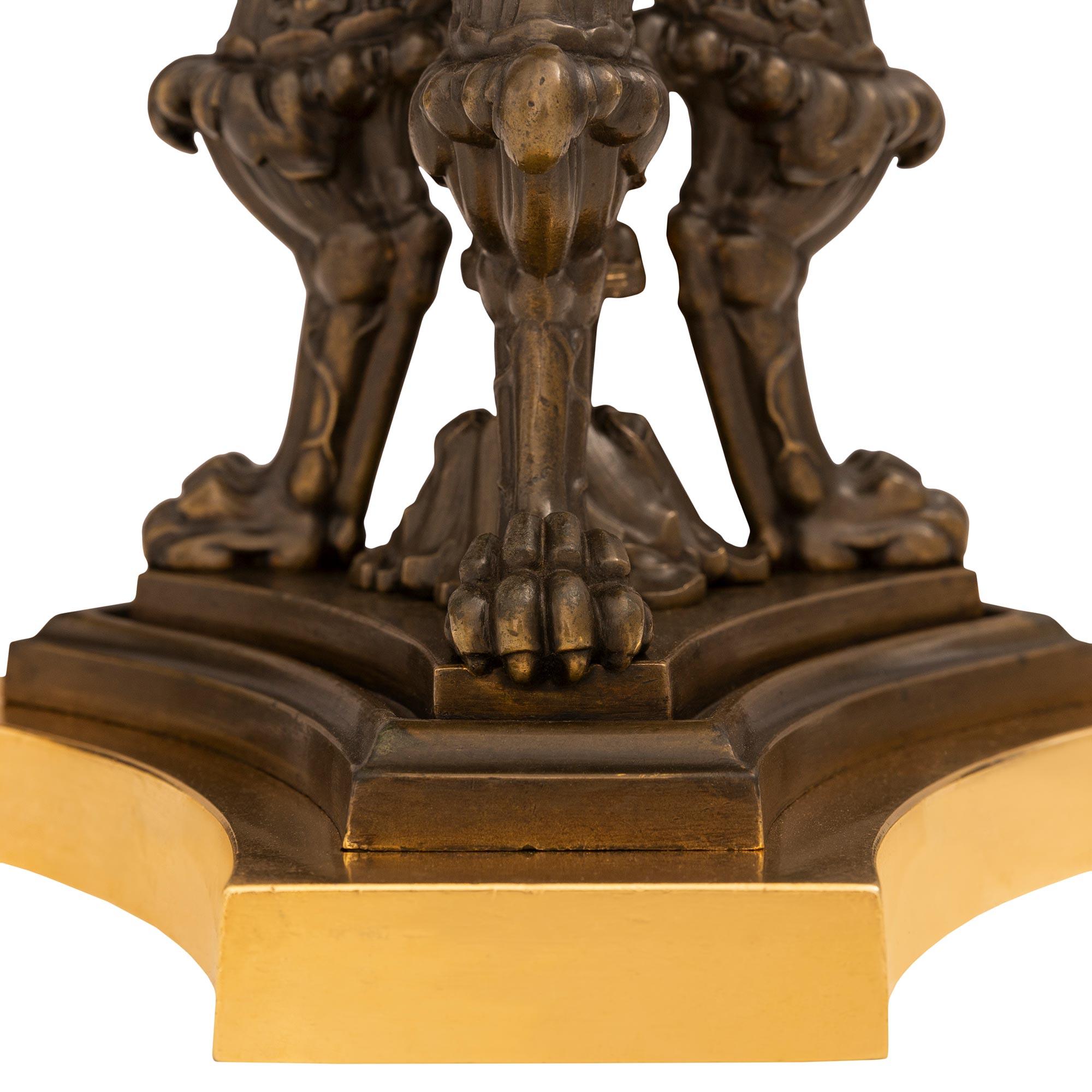 paire de lampes en bronze patiné et bronze doré de style Renaissance du 19e siècle en vente 1