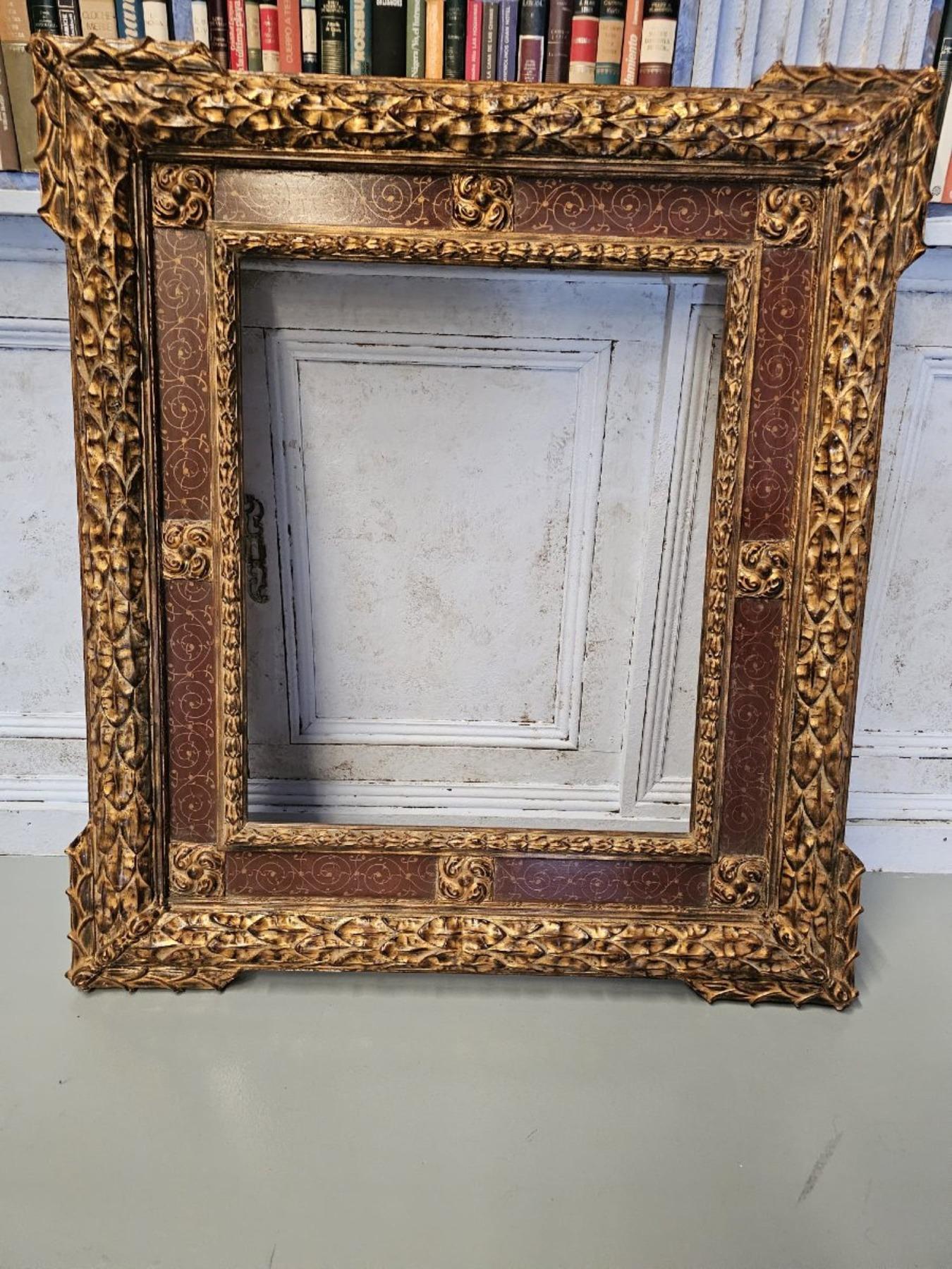 Elegantes und dekoratives Rahmenpaar aus geschnitztem und bemaltem Holz aus dem 19. Jahrhundert, inspiriert von der Ästhetik der Renaissance. Diese fein ausgearbeiteten Rahmen weisen die für den Stil typischen reichen Ornamente auf und sind Ausdruck