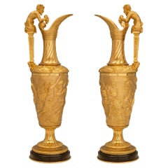 Paire d'aiguières de style Renaissance du 19ème siècle en bronze doré et marbre noir de Belgique