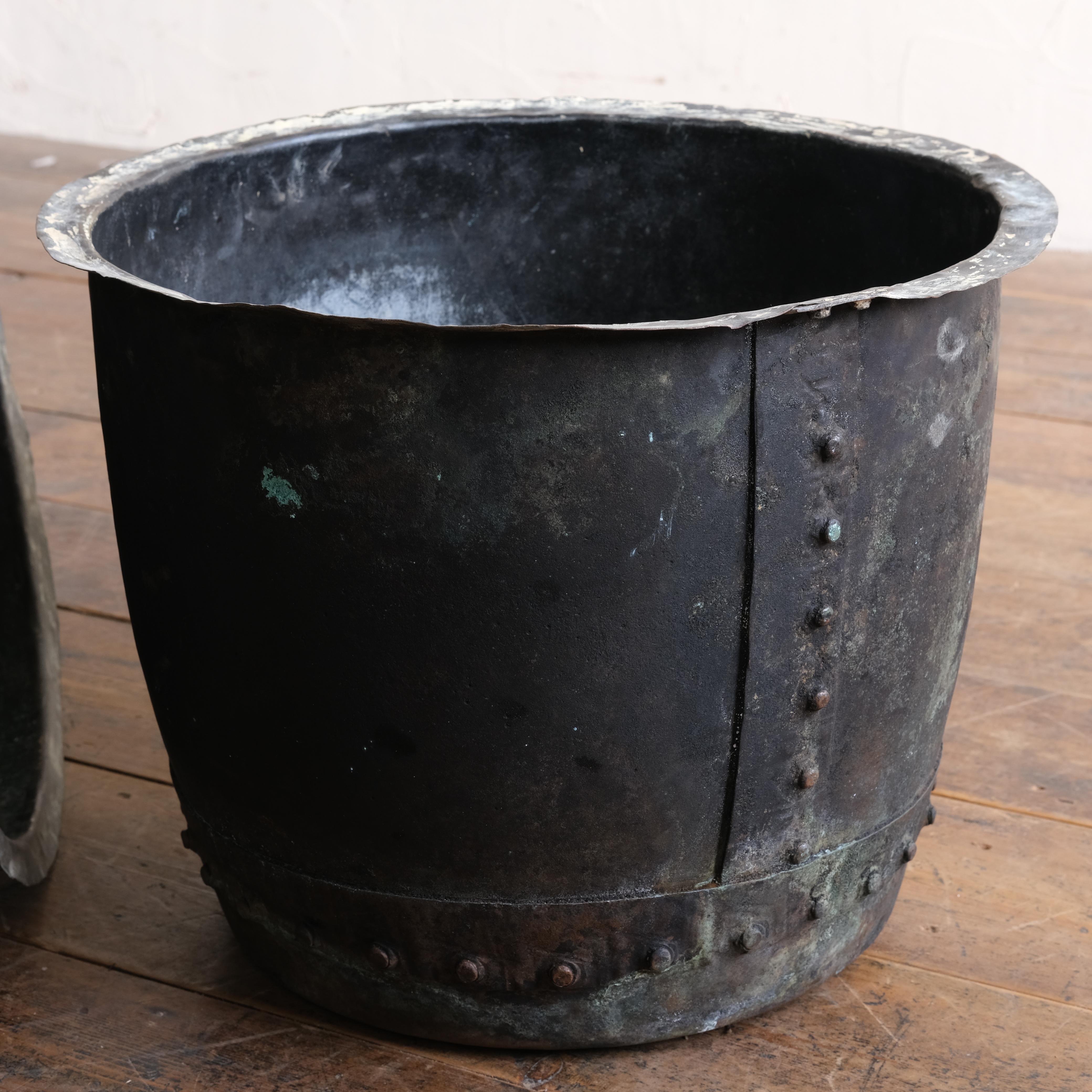 Pair of 19th Century Riveted Copper Pots In Good Condition For Sale In Batley, GB