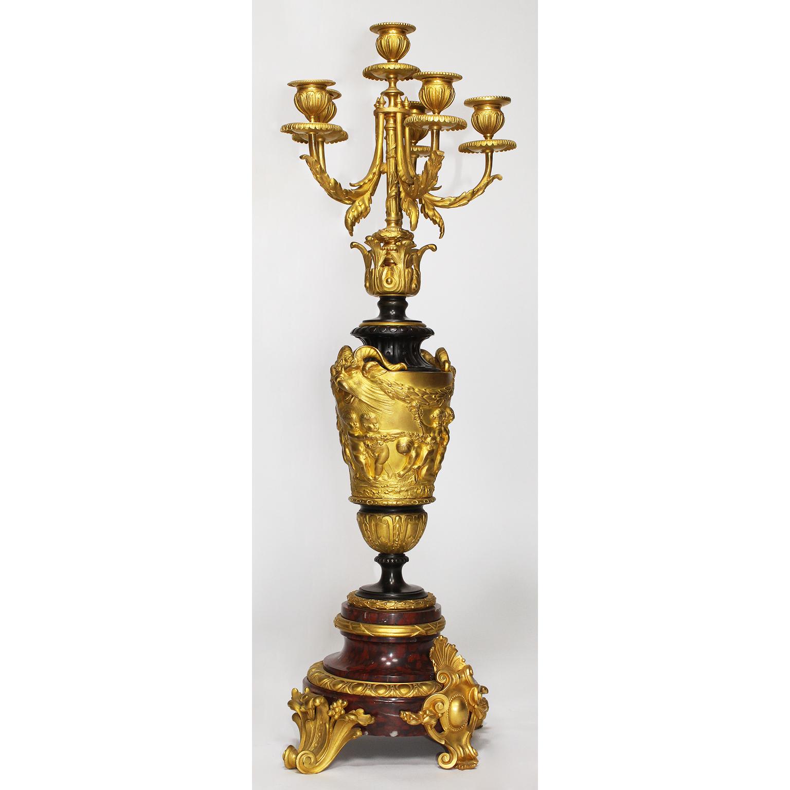 Patiné Paire de candélabres Rococo du XIXe siècle en marbre griotte et bronze doré, Barbedienne en vente