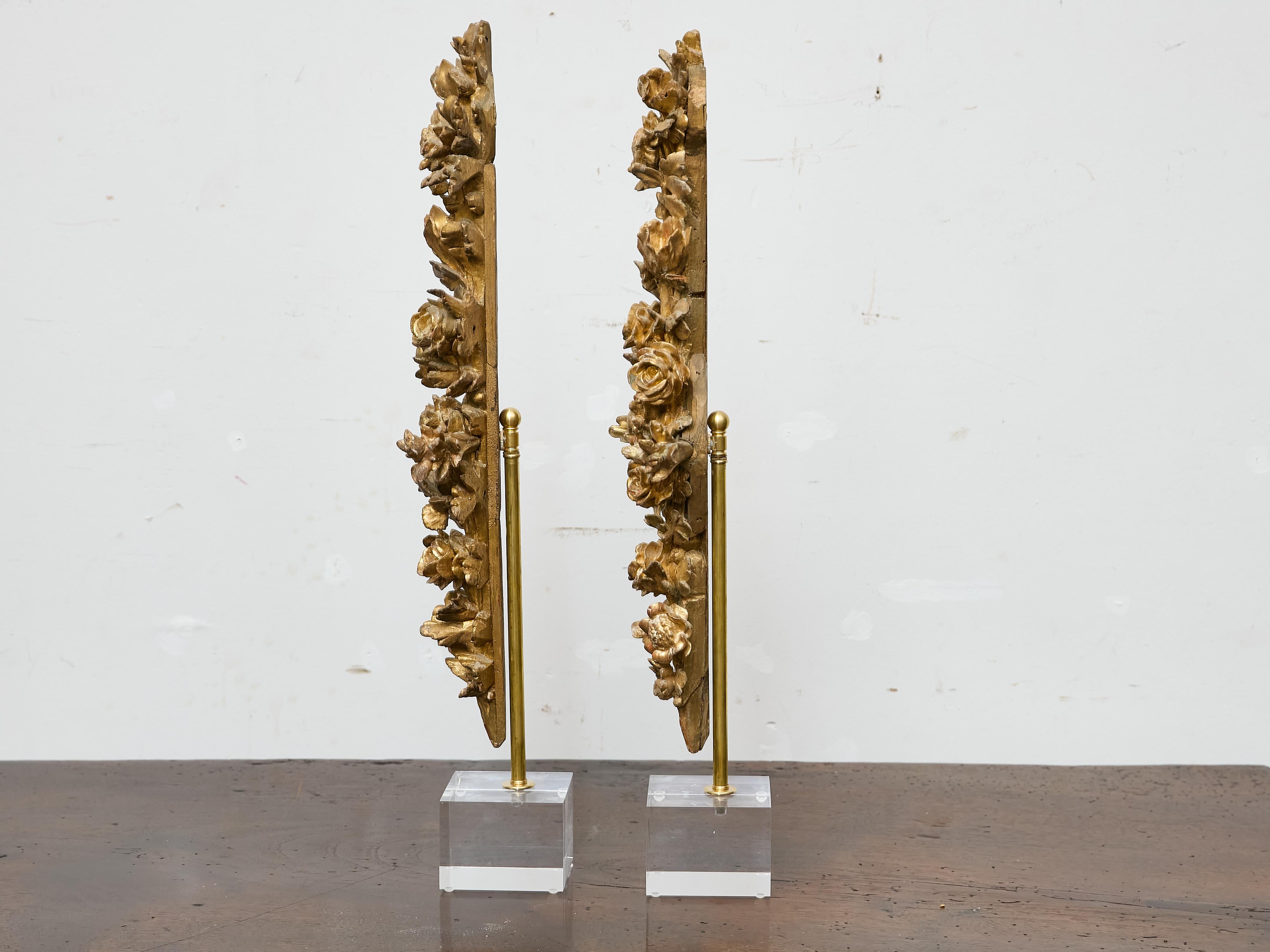 Neorococò Coppia di sculture floreali in legno dorato del XIX secolo in stile rococò su basi in lucite in vendita