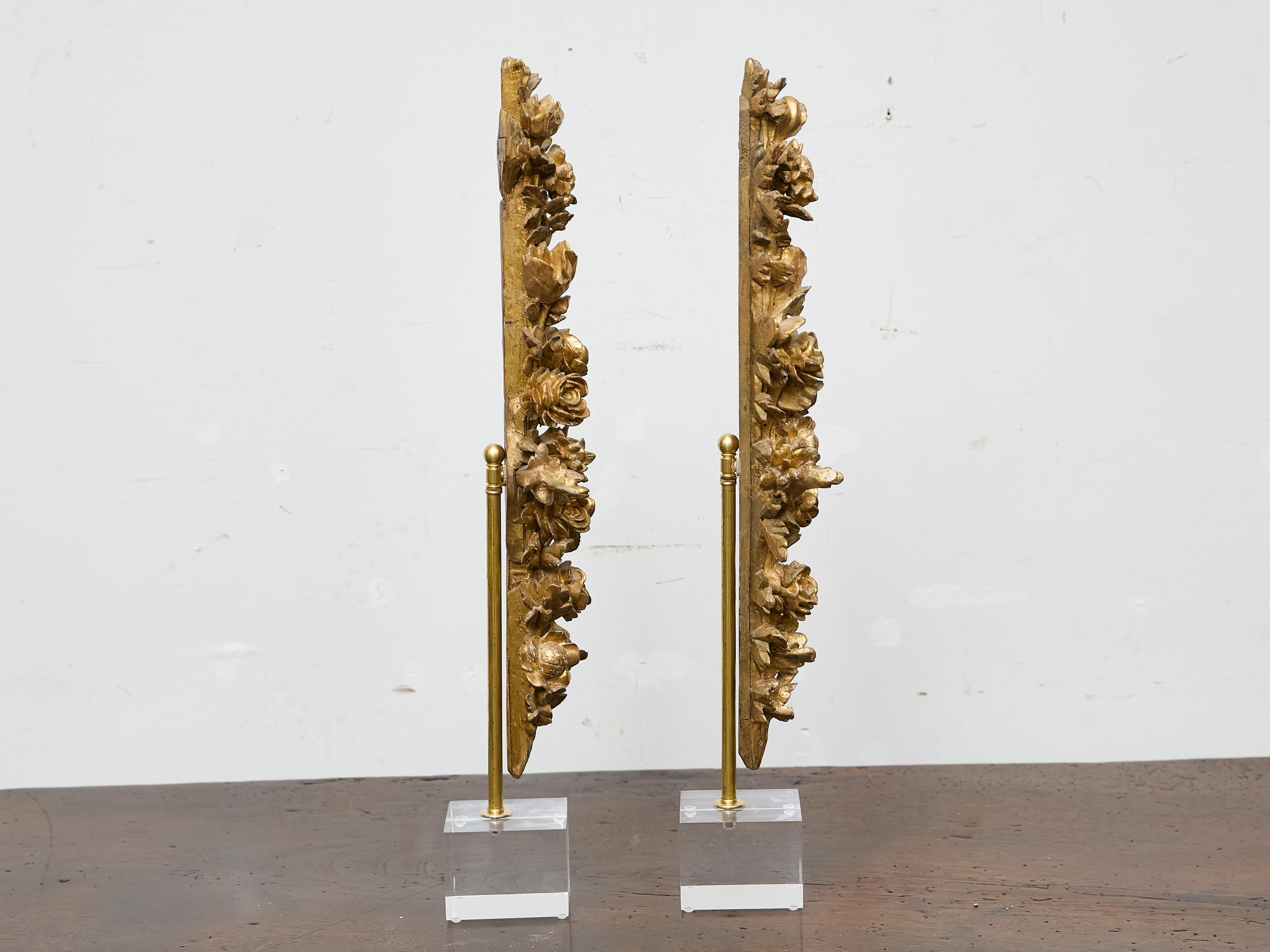 Intagliato Coppia di sculture floreali in legno dorato del XIX secolo in stile rococò su basi in lucite in vendita