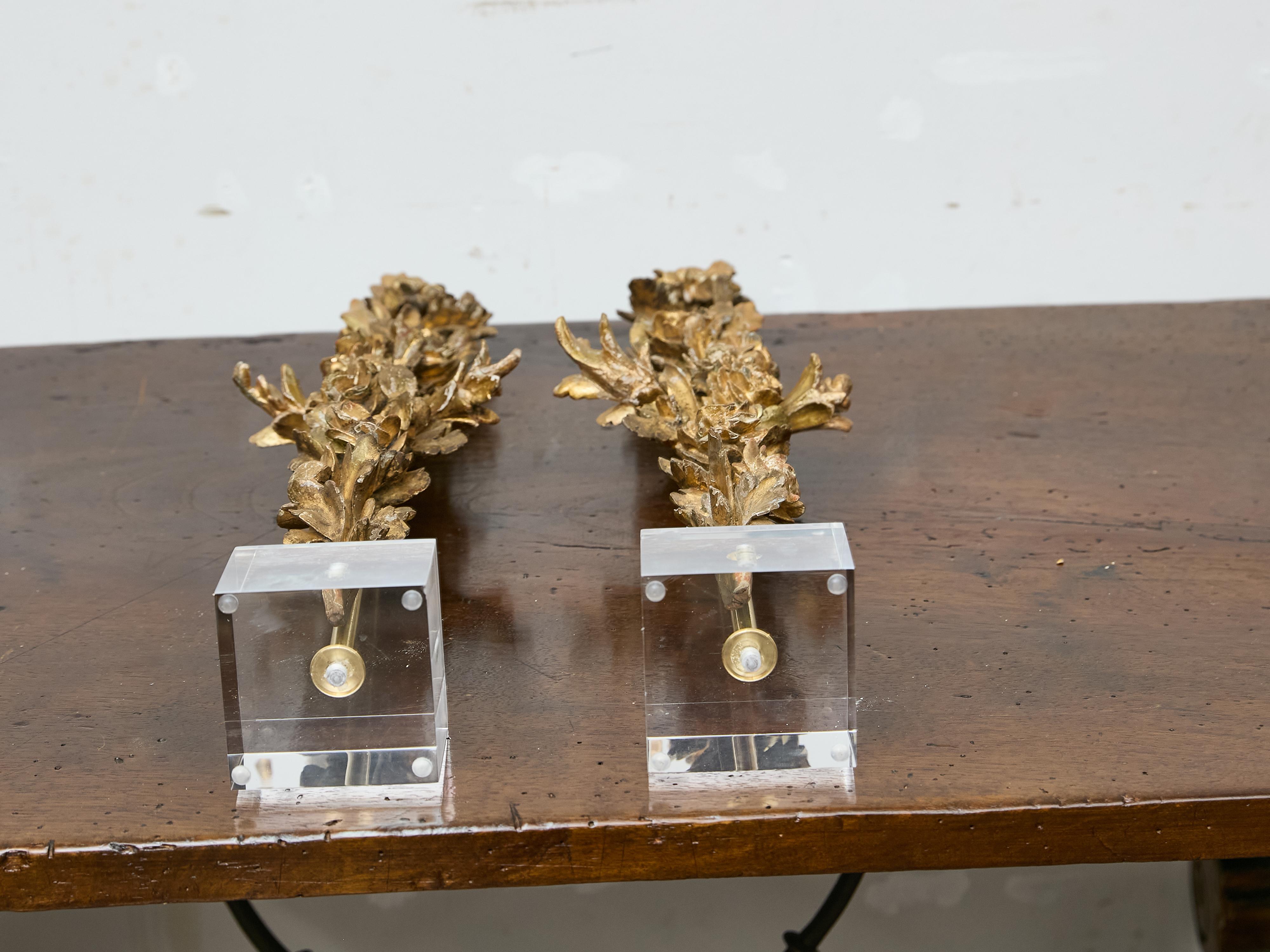 Coppia di sculture floreali in legno dorato del XIX secolo in stile rococò su basi in lucite In condizioni buone in vendita a Atlanta, GA