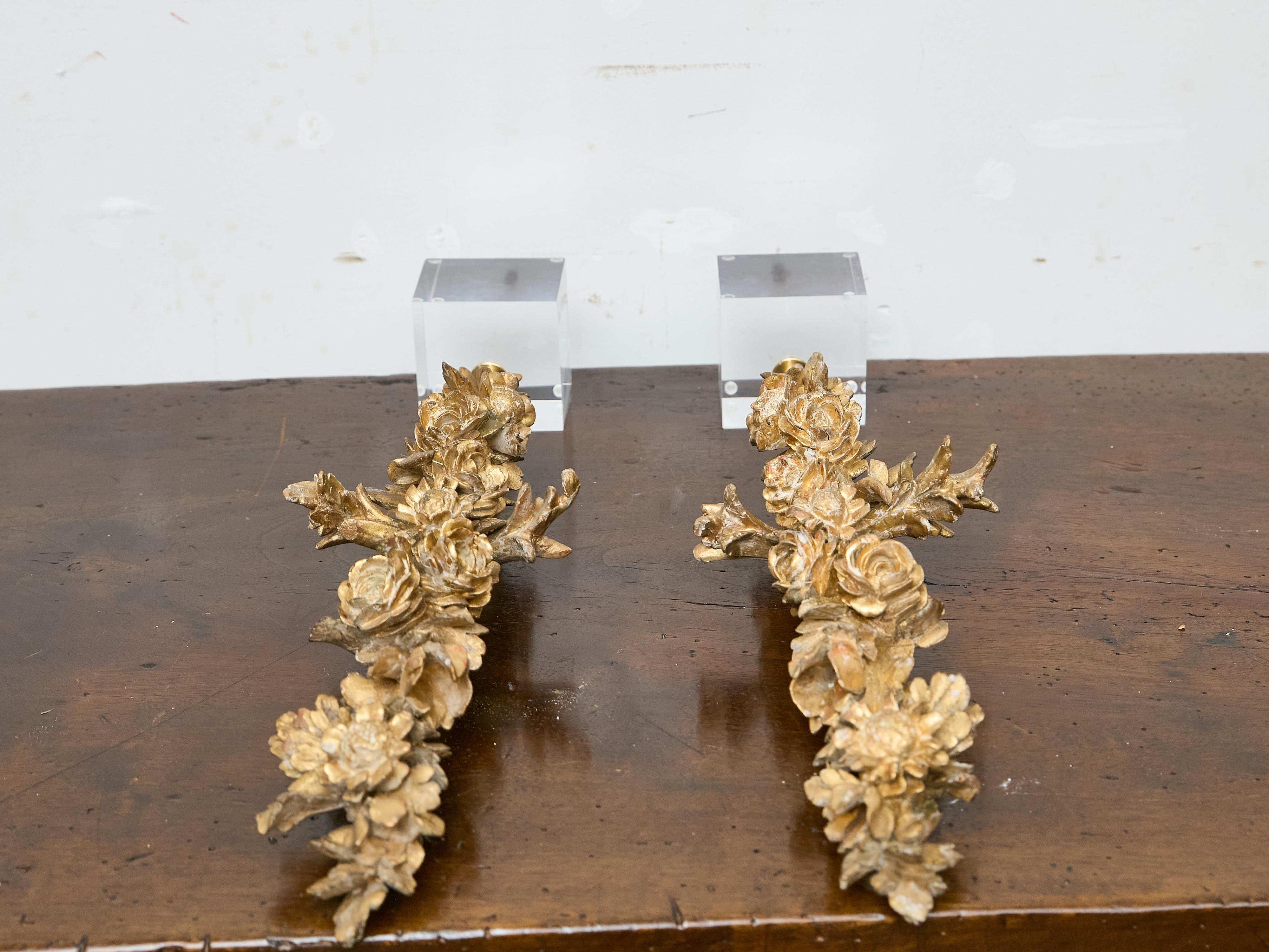 Lucite Coppia di sculture floreali in legno dorato del XIX secolo in stile rococò su basi in lucite in vendita