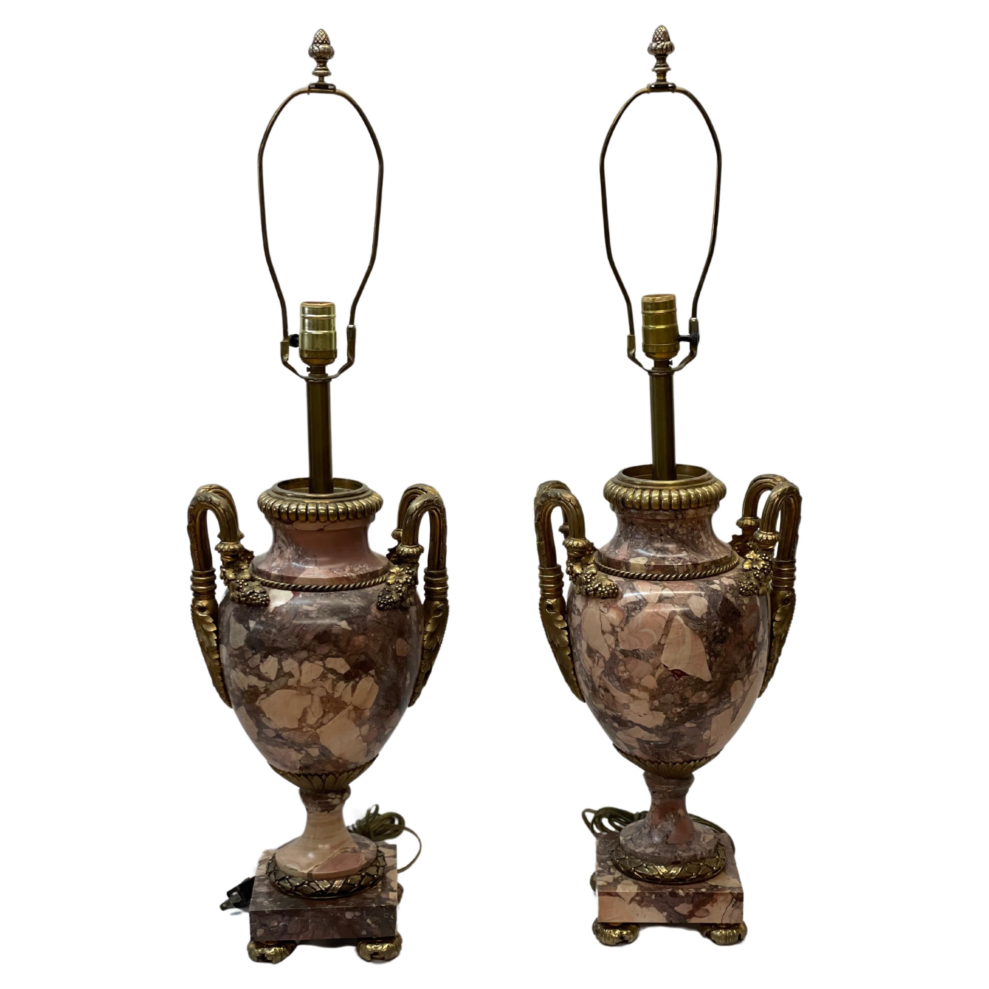 Coppia di lampade da tavolo in marmo dorato francese color rosa del XIX secolo