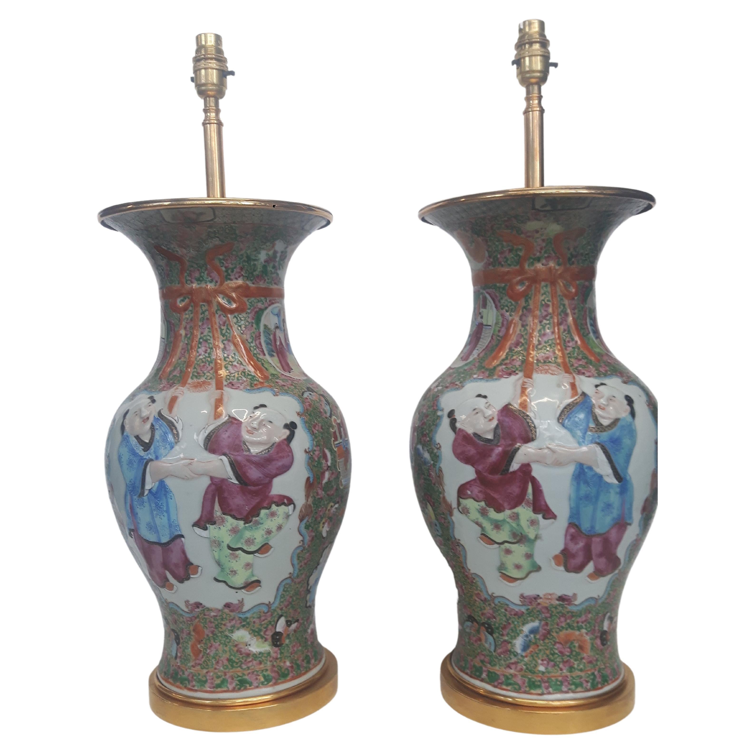 Paire de vases à médaillon en rose du XIXe siècle, transformés en lampes