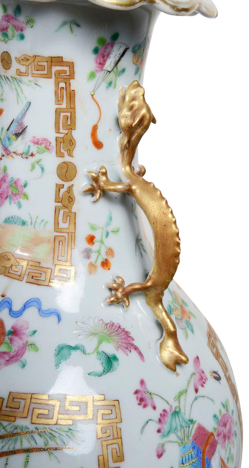 Eine sehr gute Qualität des späten 19. Jahrhunderts Chinesisch Rose Medaillon Vasen, die jeweils mit vergoldeten mythischen Schlange Griffe auf beiden Seiten, handbemalt einfügen handgemalten Tafeln von exotischen Vögeln und Blumen.
Wir können diese