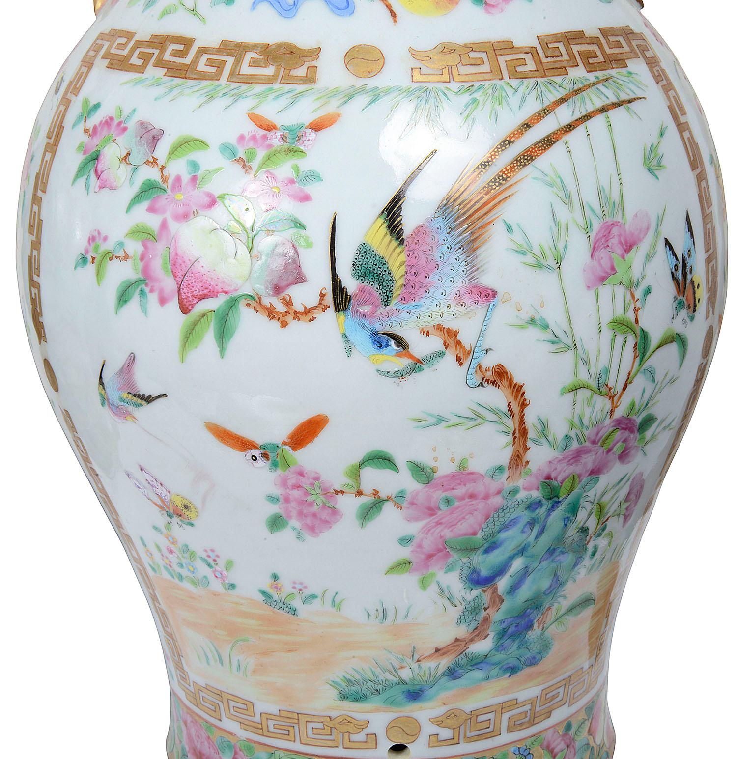 Paar Rosenmedaillon-Vasen / Lampen mit Medaillon aus dem 19. Jahrhundert (Chinesischer Export) im Angebot
