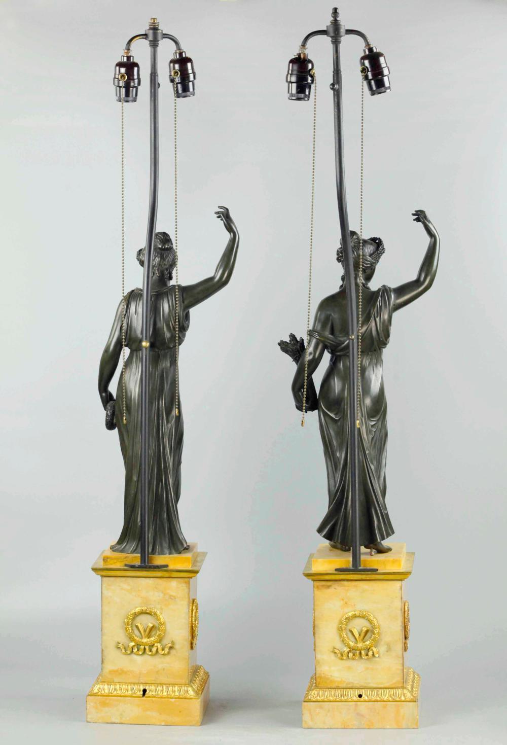Paire de figures néoclassiques russes du XIXe siècle en bronze patiné sur socles en marbre de Sienne. Maintenant en tant que lampes. Montures en bronze doré finement moulées et bien dorées. Deux des quatre saisons. Grande échelle

Mesures :