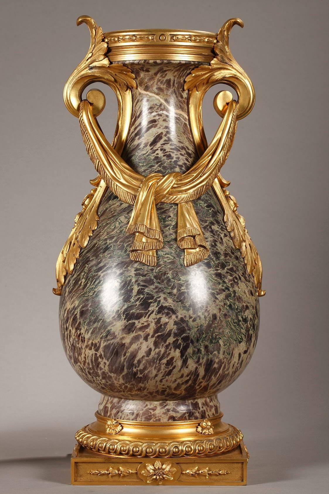 Français Paire de vases en jaspe russe du 19ème siècle de style Louis XVI en vente