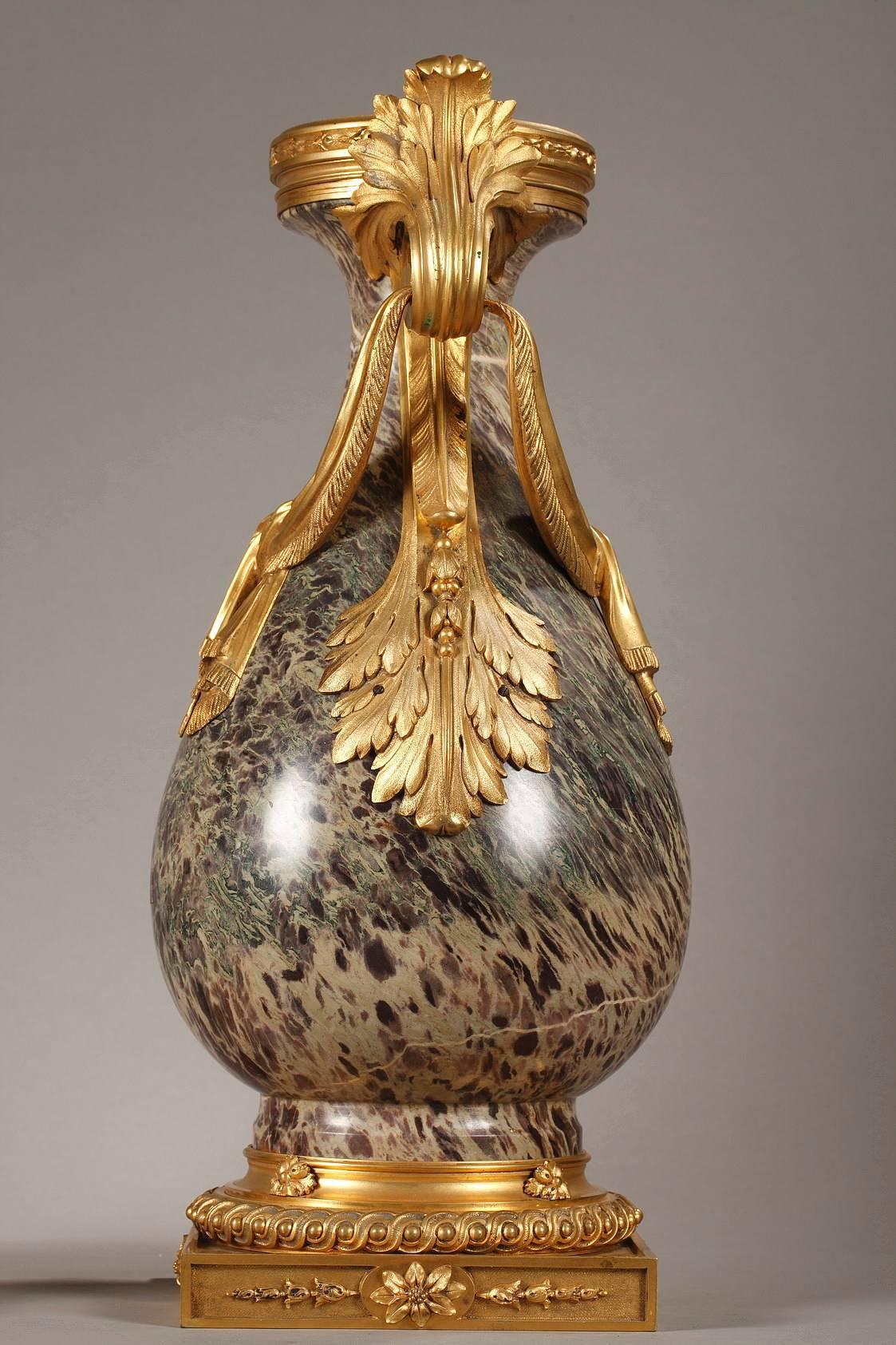 Paire de vases en jaspe russe du 19ème siècle de style Louis XVI Bon état - En vente à Paris, FR