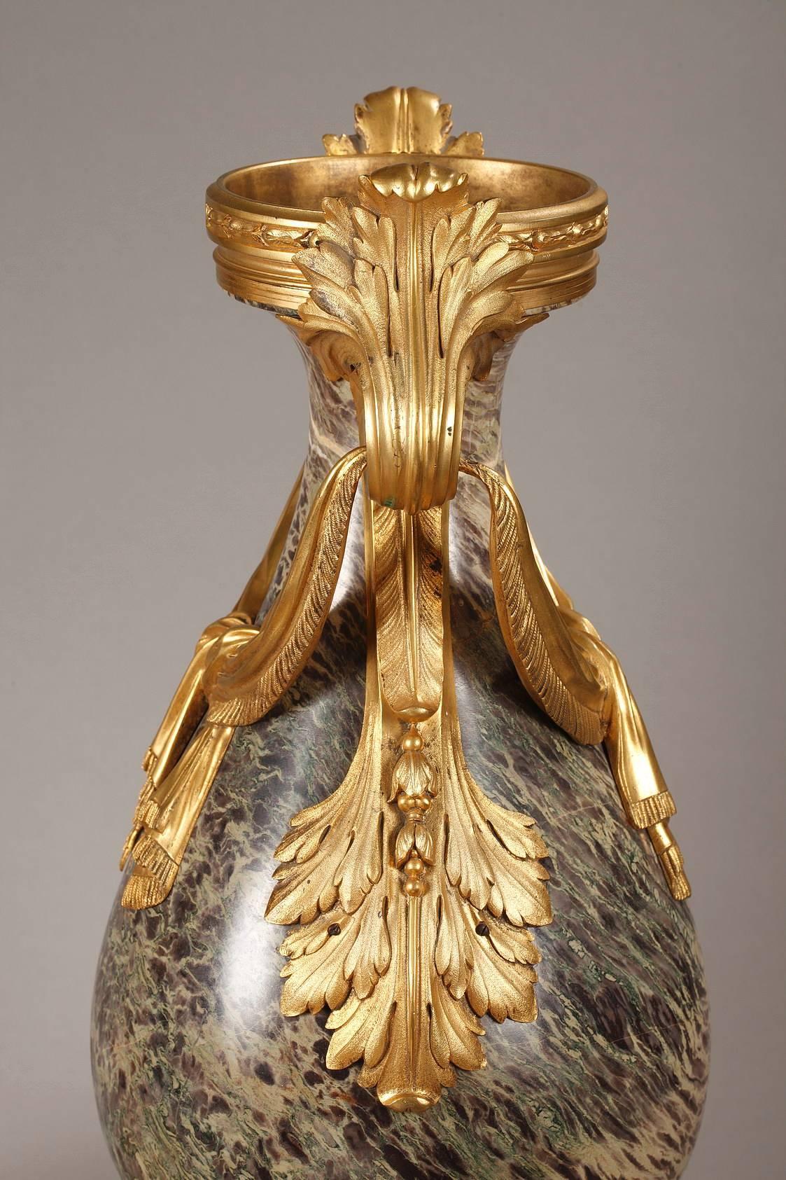 XIXe siècle Paire de vases en jaspe russe du 19ème siècle de style Louis XVI en vente