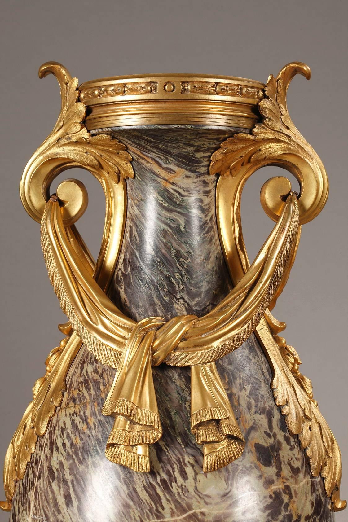 Bronze doré Paire de vases en jaspe russe du 19ème siècle de style Louis XVI en vente