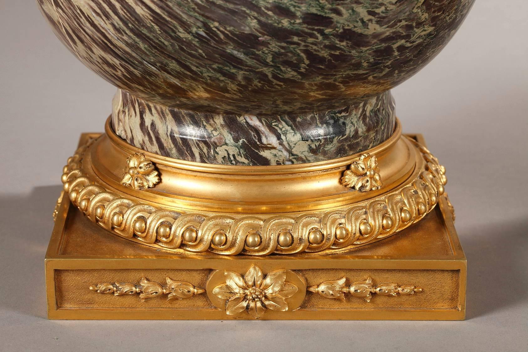 Paire de vases en jaspe russe du 19ème siècle de style Louis XVI en vente 3