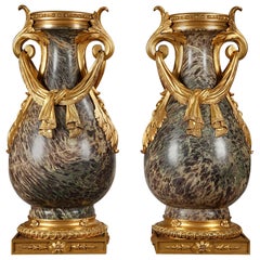 Paire de vases en jaspe russe du 19ème siècle de style Louis XVI