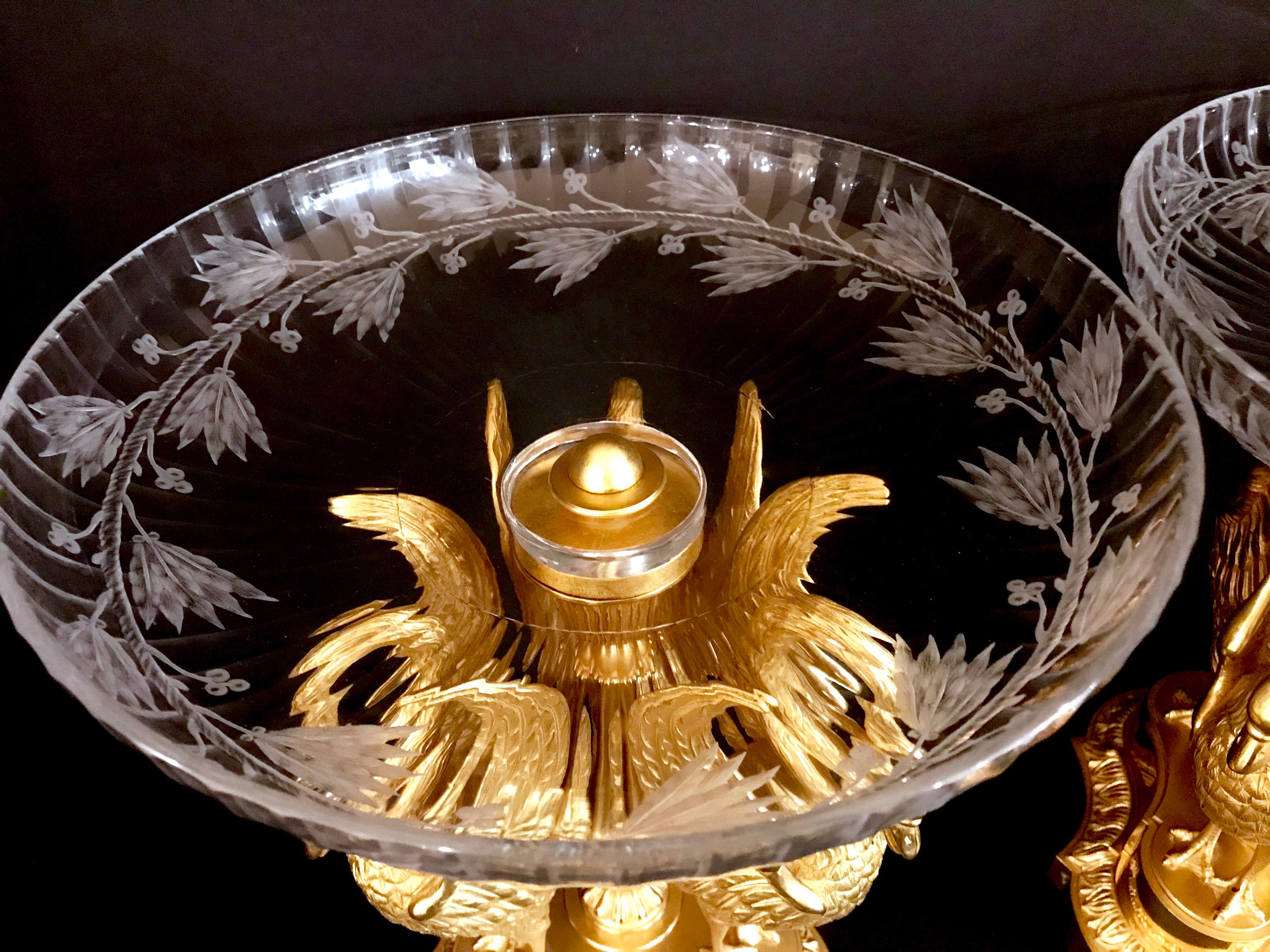 Gravé Paire de centres de table en bronze doré et cristal taillé de Baccarat du XIXe siècle représentant des cygnes en vente