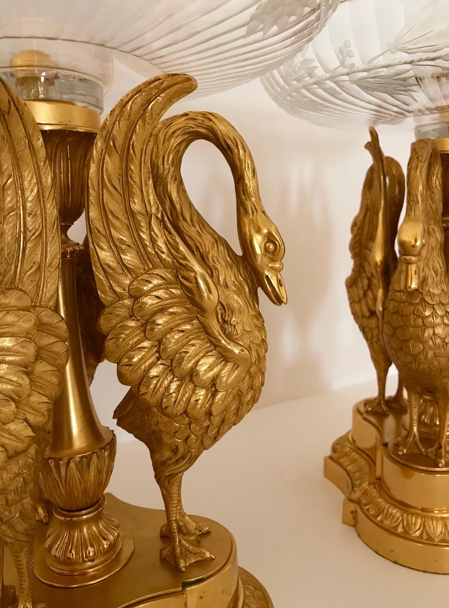 Bronze doré Paire de centres de table en bronze doré et cristal taillé de Baccarat du XIXe siècle représentant des cygnes en vente