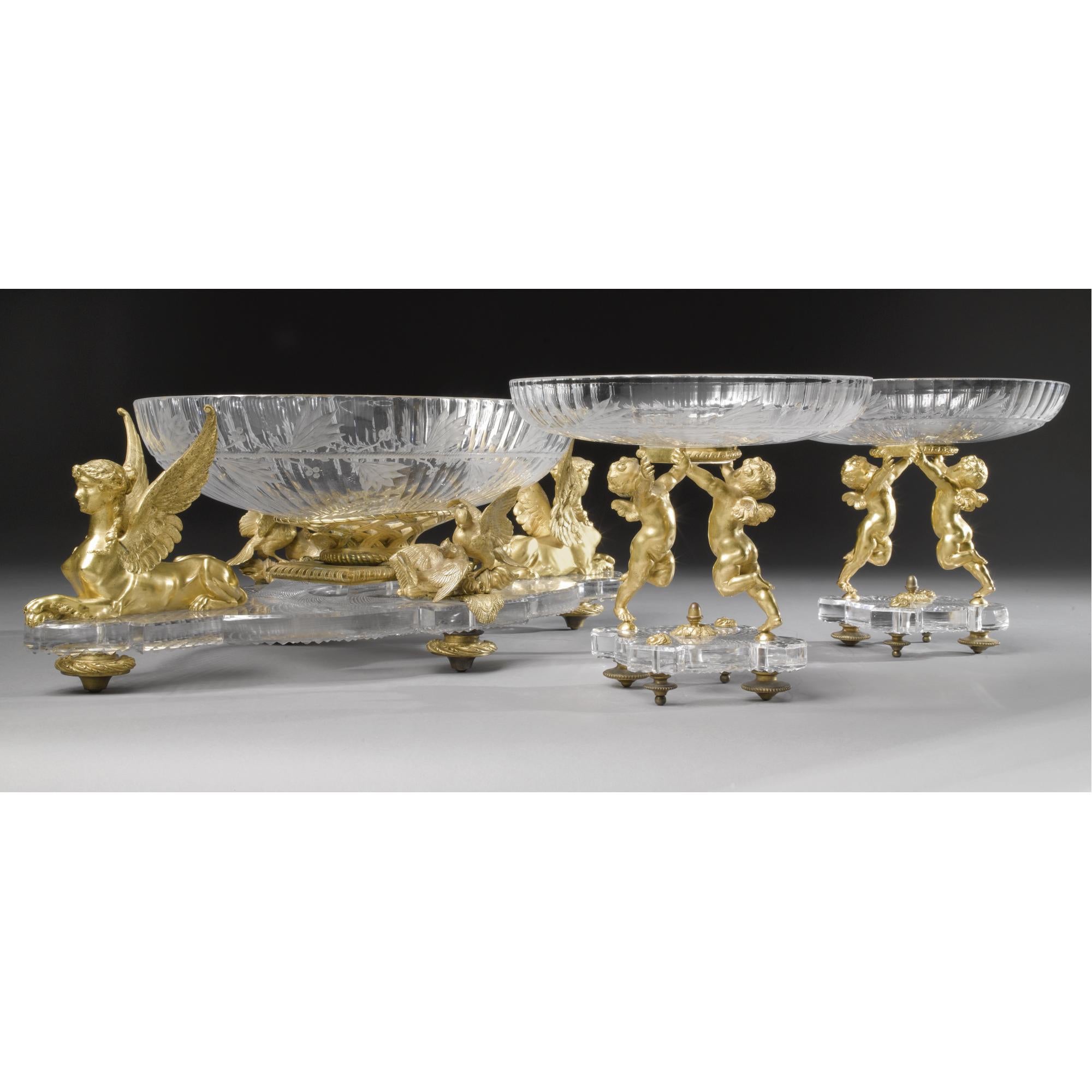 Paire de centres de table en bronze doré et cristal taillé de Baccarat du XIXe siècle représentant des cygnes en vente 1