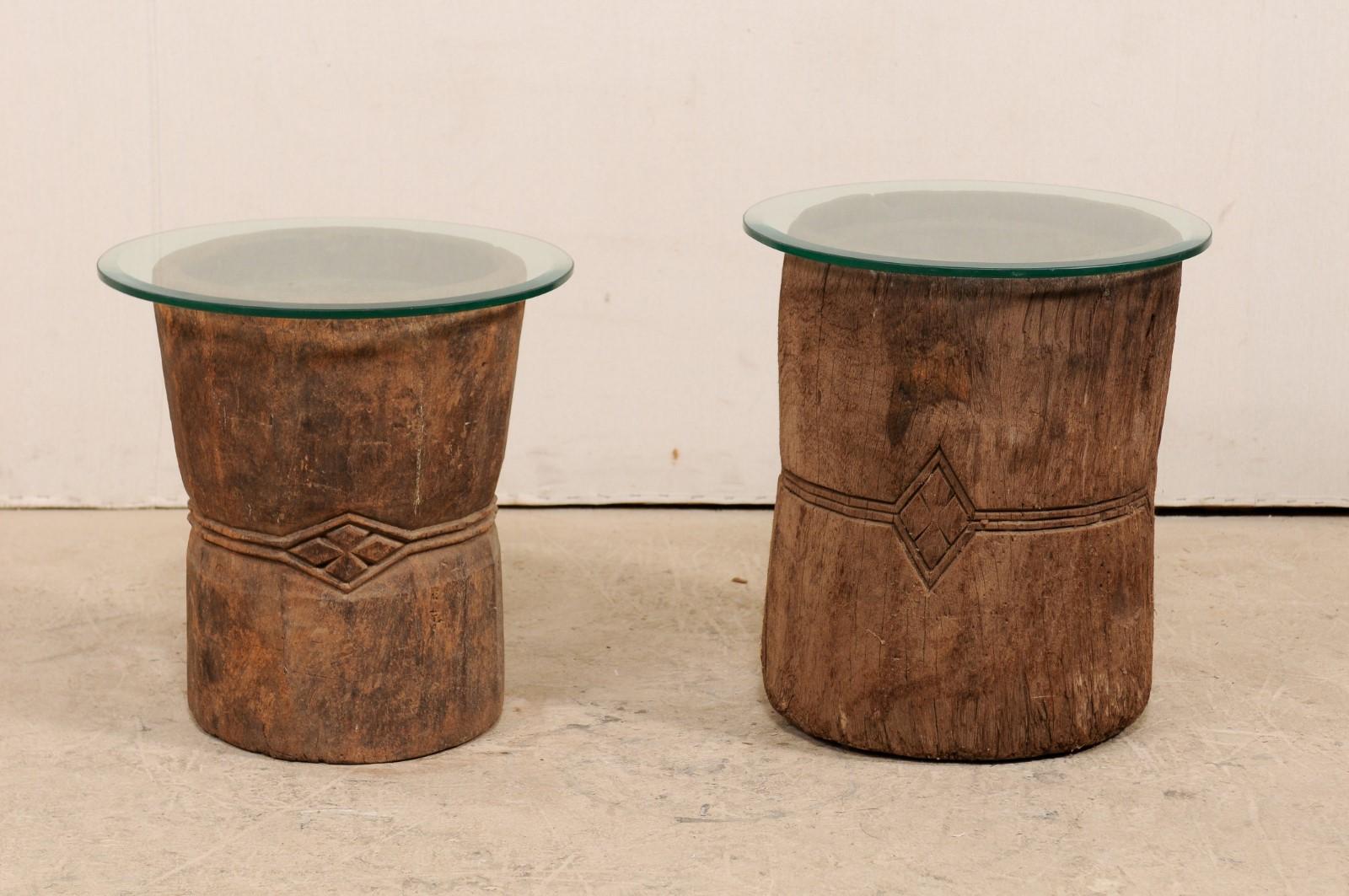 Indien Paire de tables d'appoint en bois rustique du XIXe siècle avec mortier et plateau en verre en vente