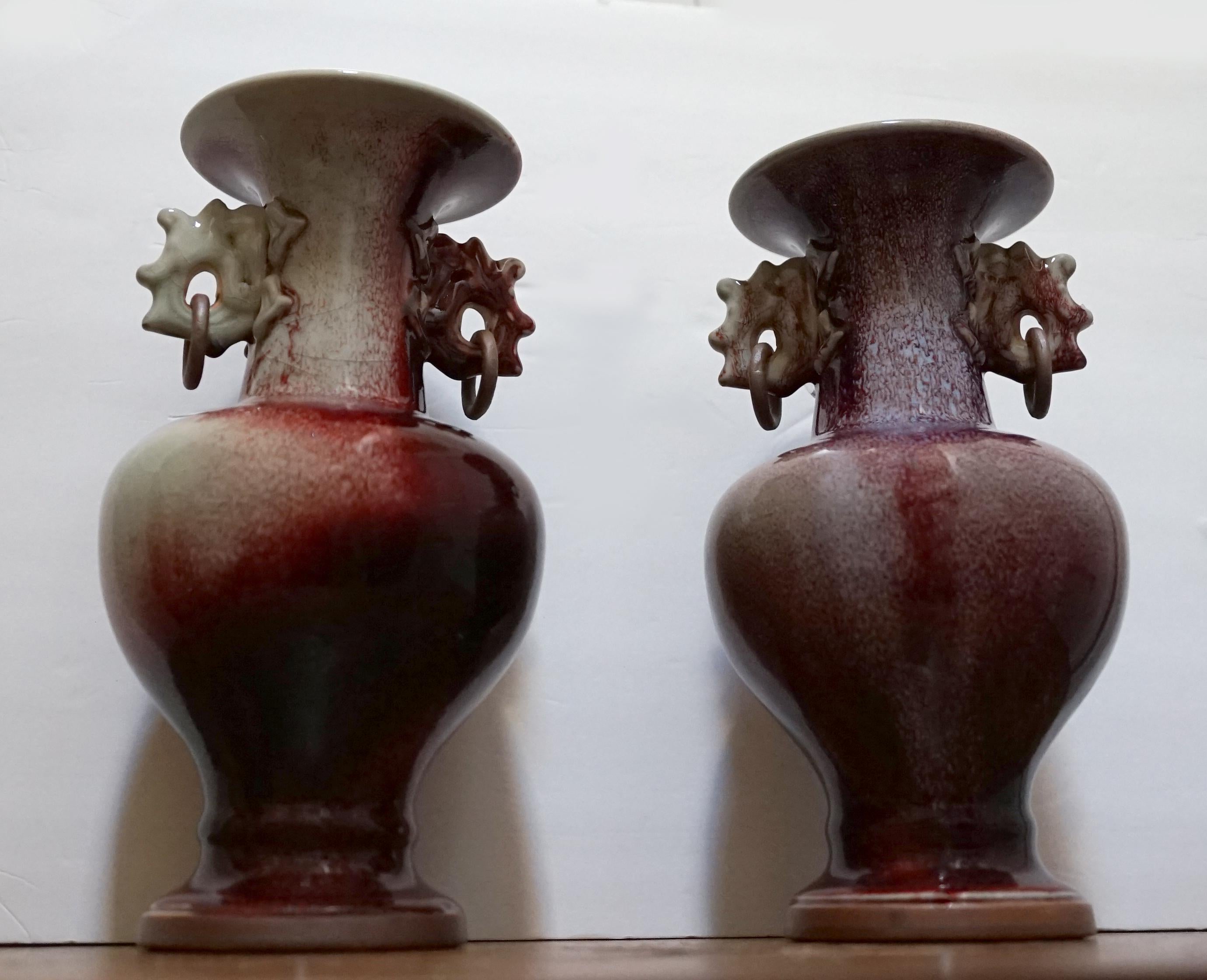 Exportation chinoise Paire de vases du 19e siècle en turquoise sang-de-bœuf avec anneaux en cuivre en vente