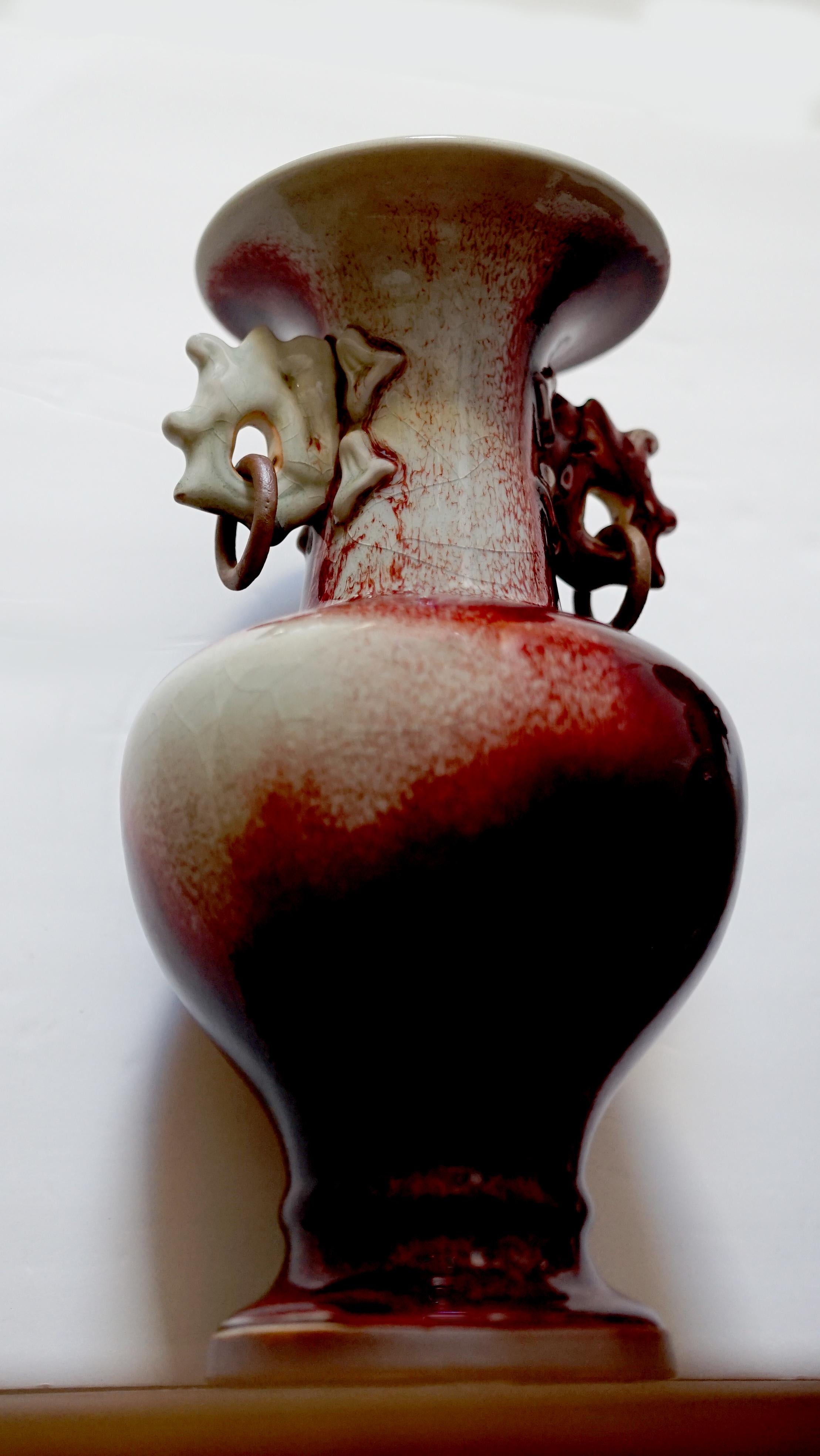 Cuit Paire de vases du 19e siècle en turquoise sang-de-bœuf avec anneaux en cuivre en vente
