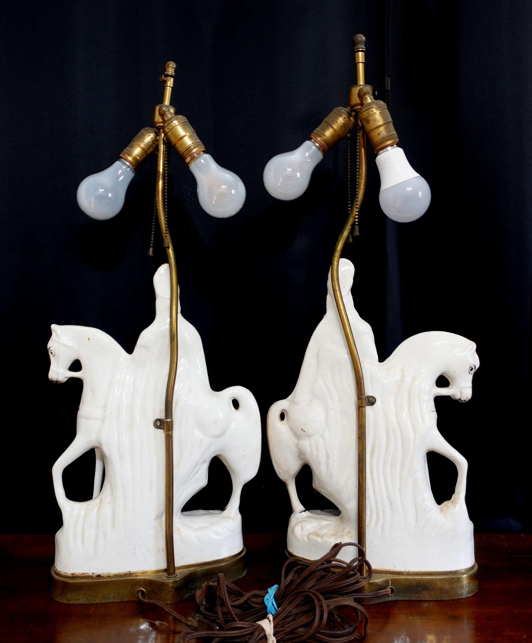 Paire de lampes de bureau du 19ème siècle avec figures de chasseurs des Highlands écossais et de Staffordshire en vente 4
