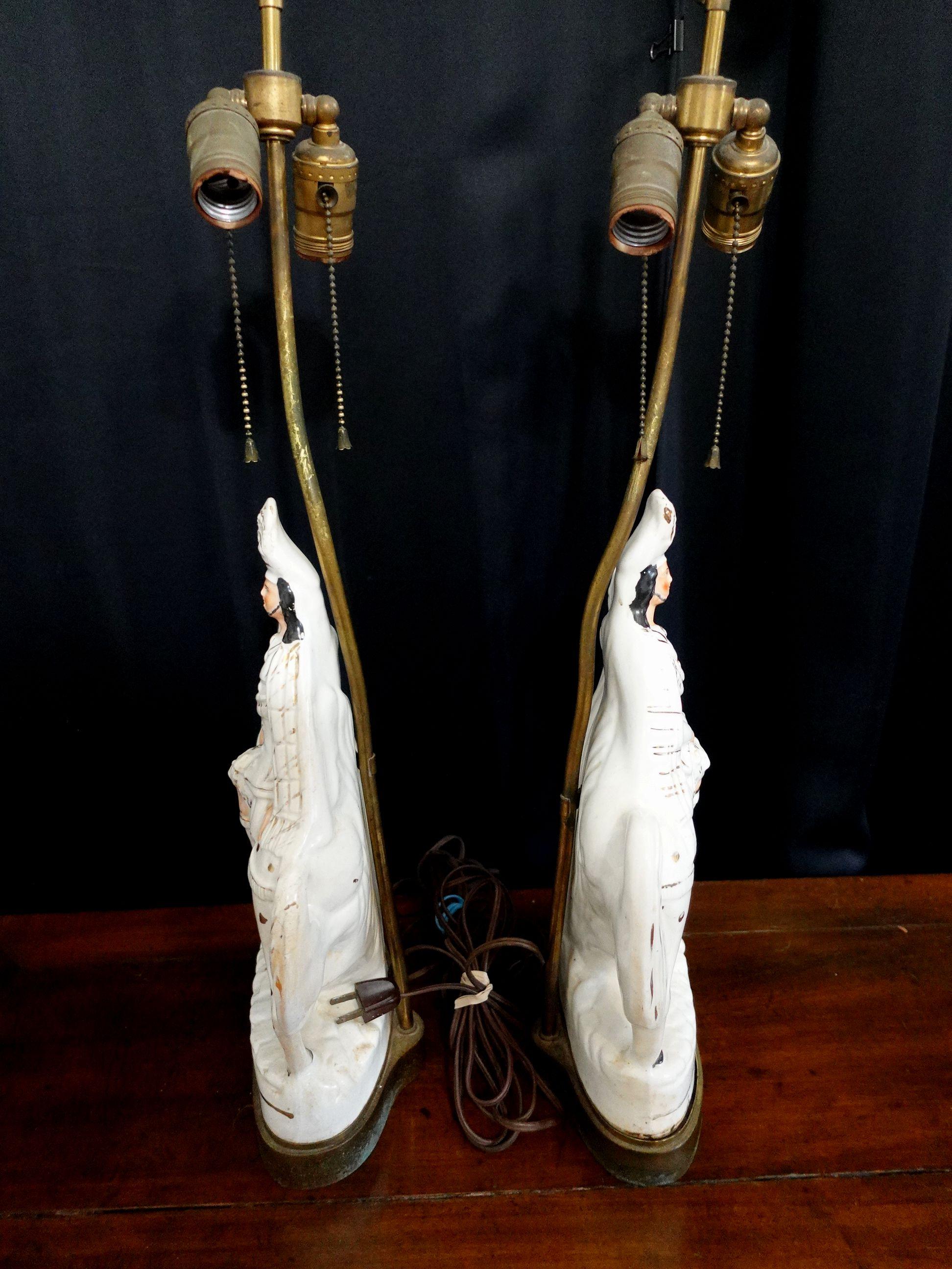 Paire de lampes de bureau du 19ème siècle avec figures de chasseurs des Highlands écossais et de Staffordshire en vente 6
