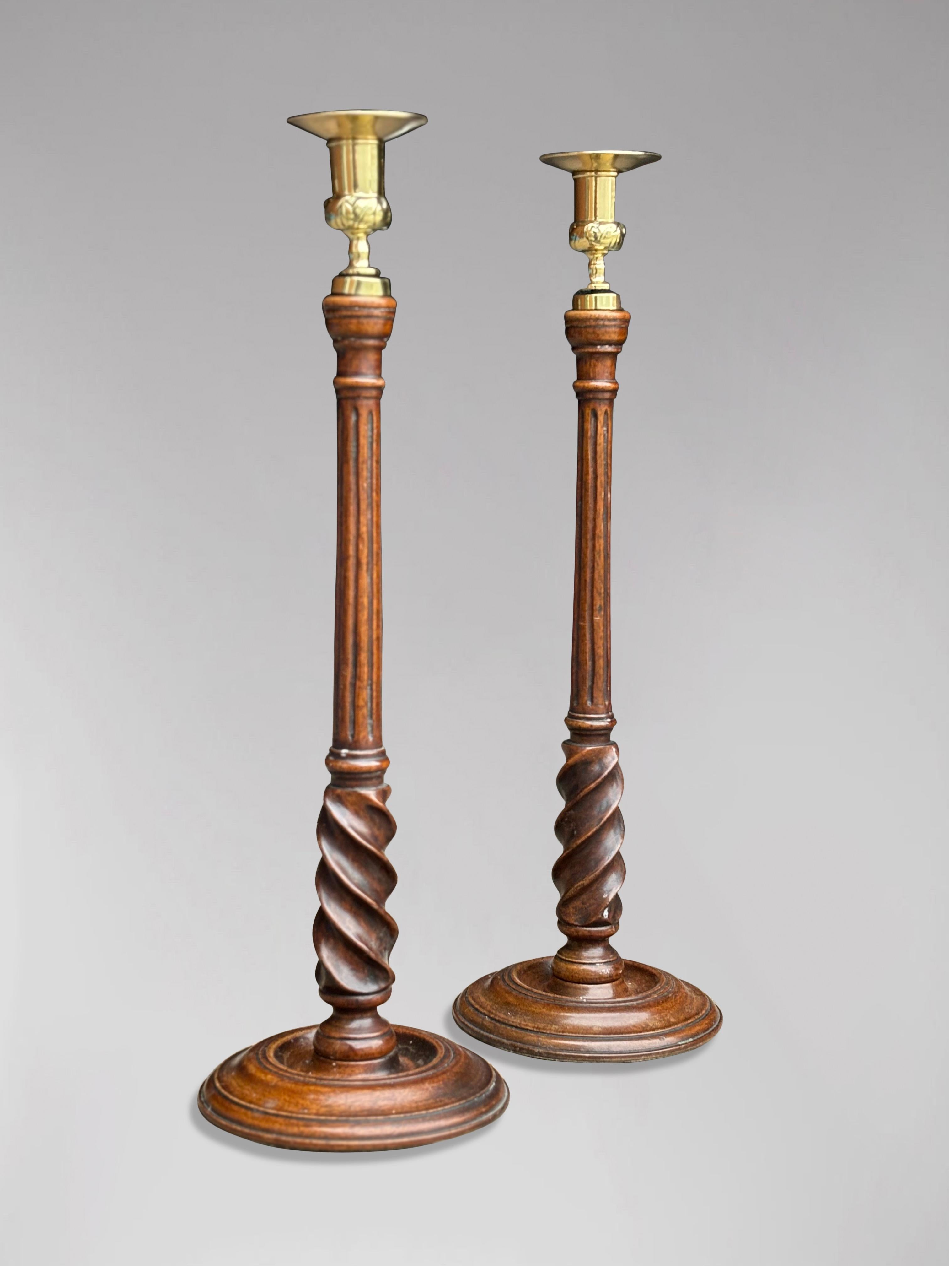 Coppia di candelieri in mogano e ottone scozzesi del XIX secolo di alta qualità (CIRCA 1830)

Questa squisita coppia di candelieri scozzesi in mogano e ottone del XIX secolo mostra un'eccezionale maestria nello stile georgiano del XVIII secolo. Il