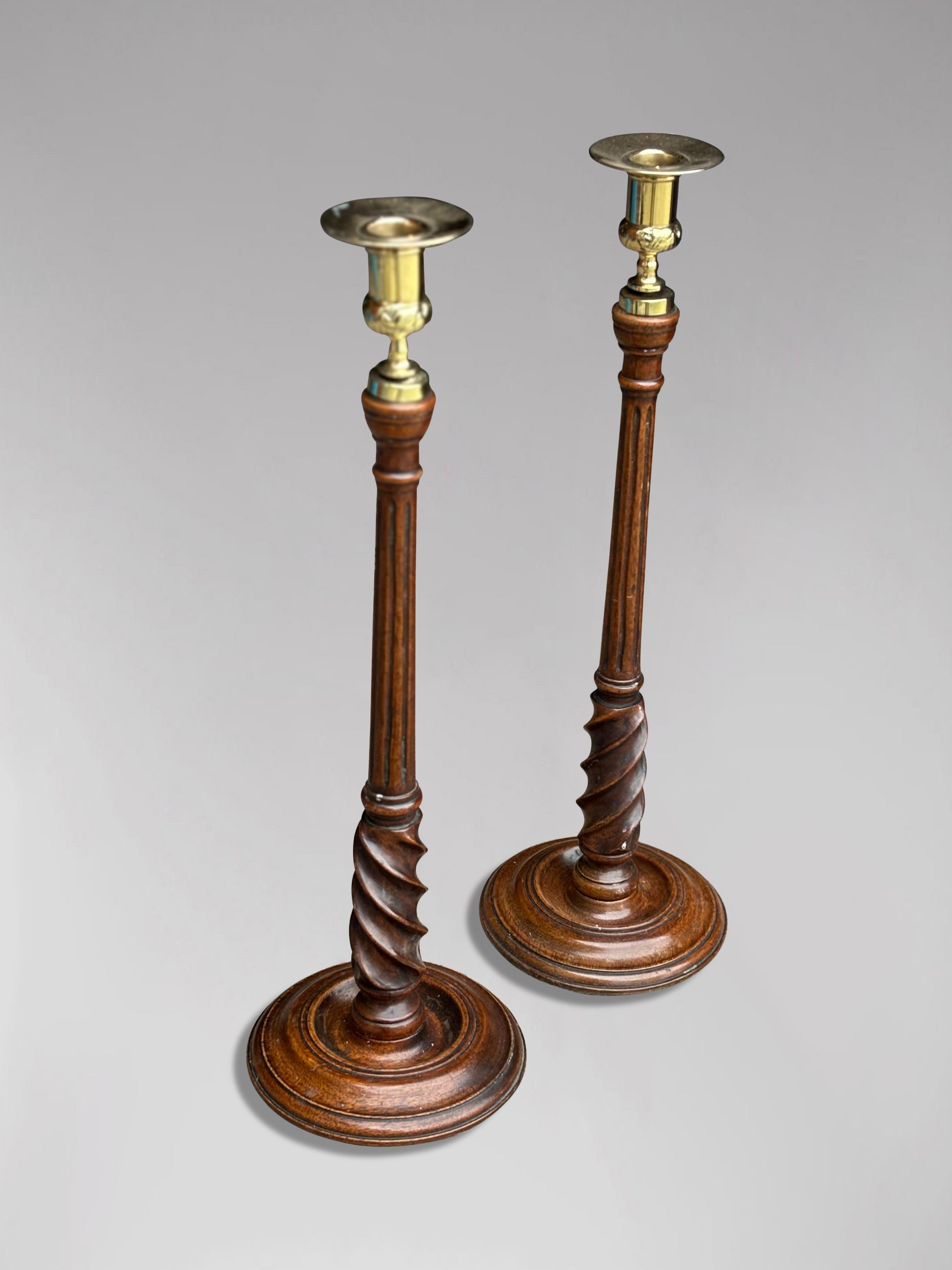 Regency Coppia di candelieri scozzesi in mogano e ottone del XIX secolo in vendita