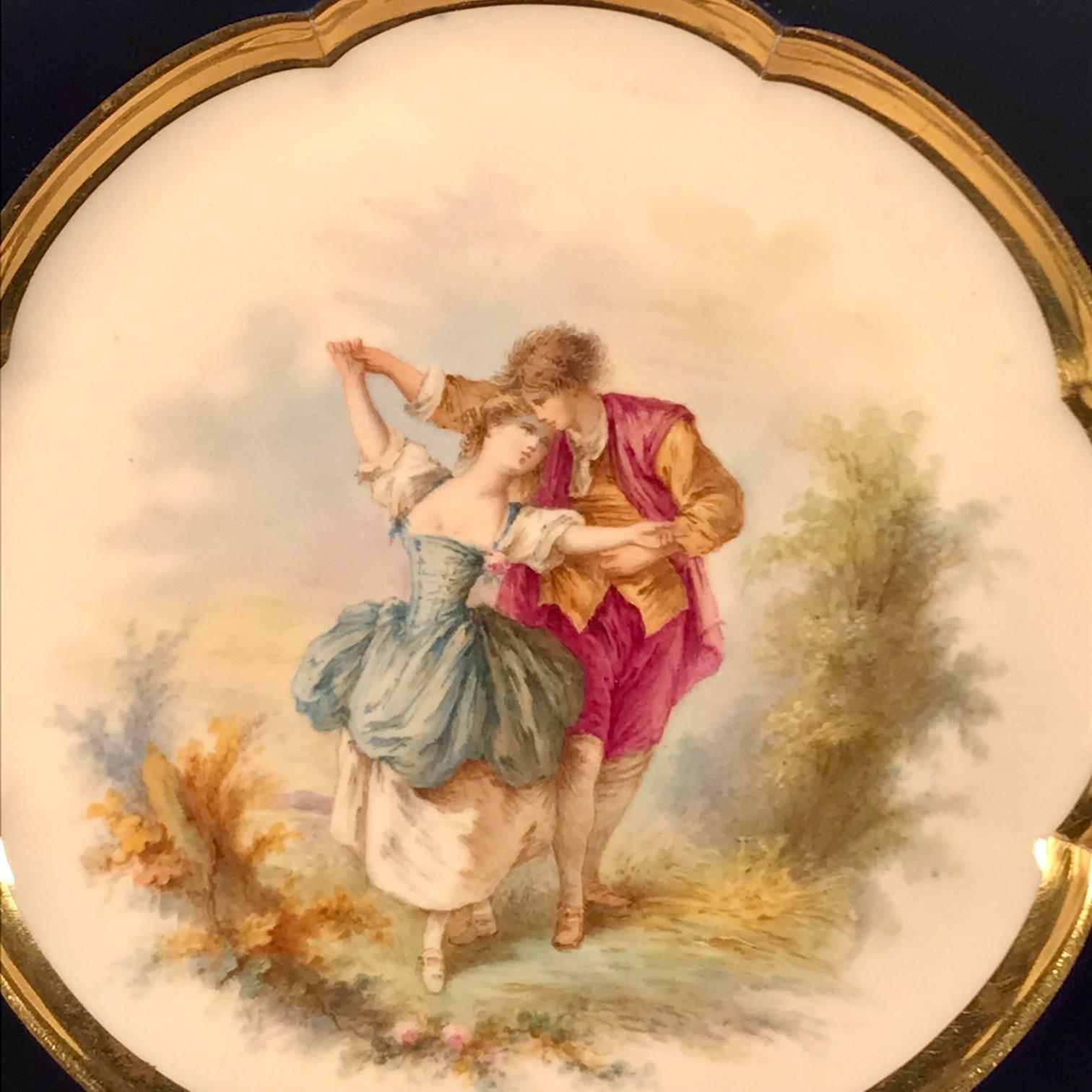 Milieu du XIXe siècle Paire de  Assiettes de cabinet en porcelaine de Sèvres du 19e siècle : Scènes Gallants en vente
