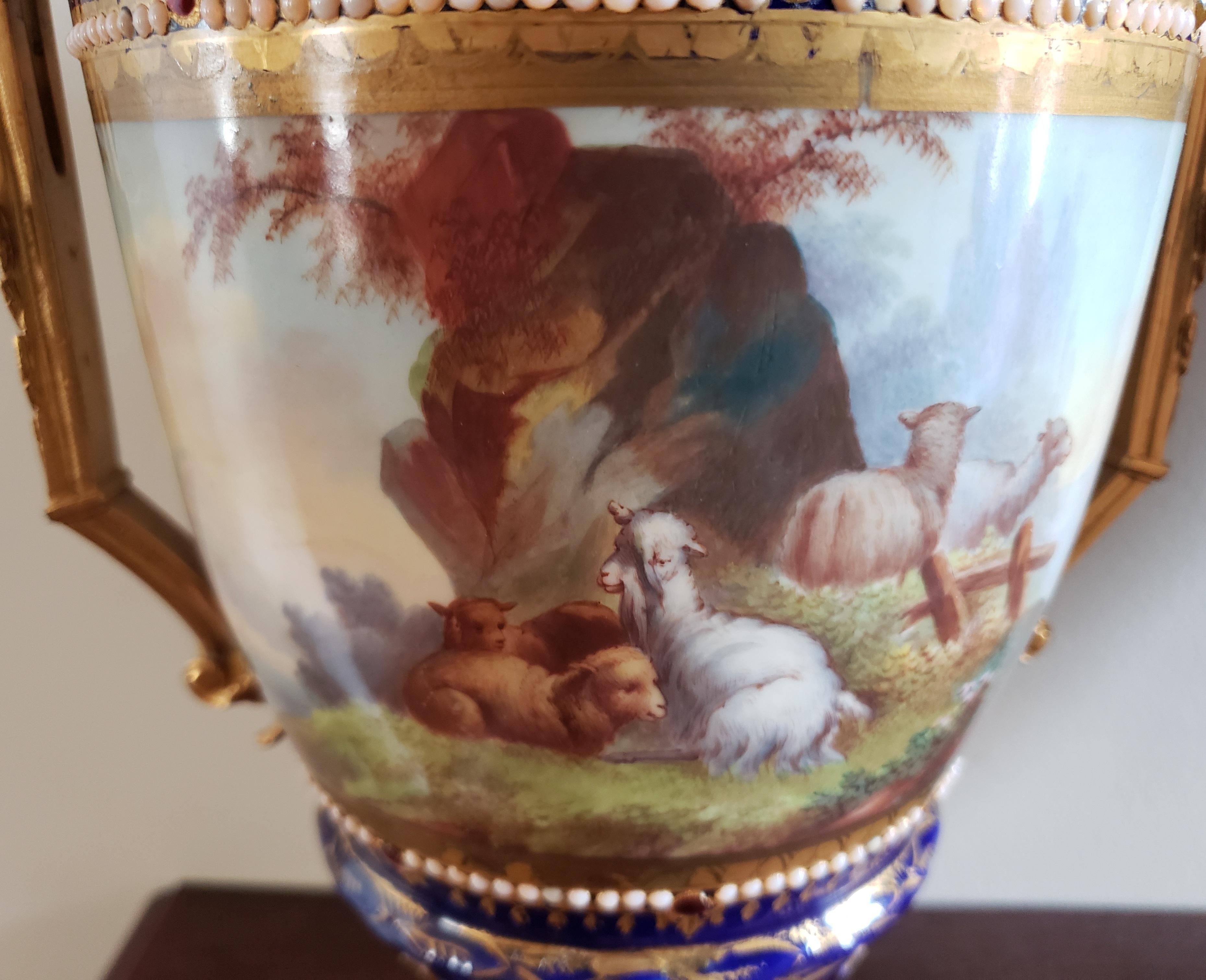 Coppia di urne in porcellana di Sevres del XIX secolo dipinte a mano con decorazioni in cobalto e dorate in vendita 7