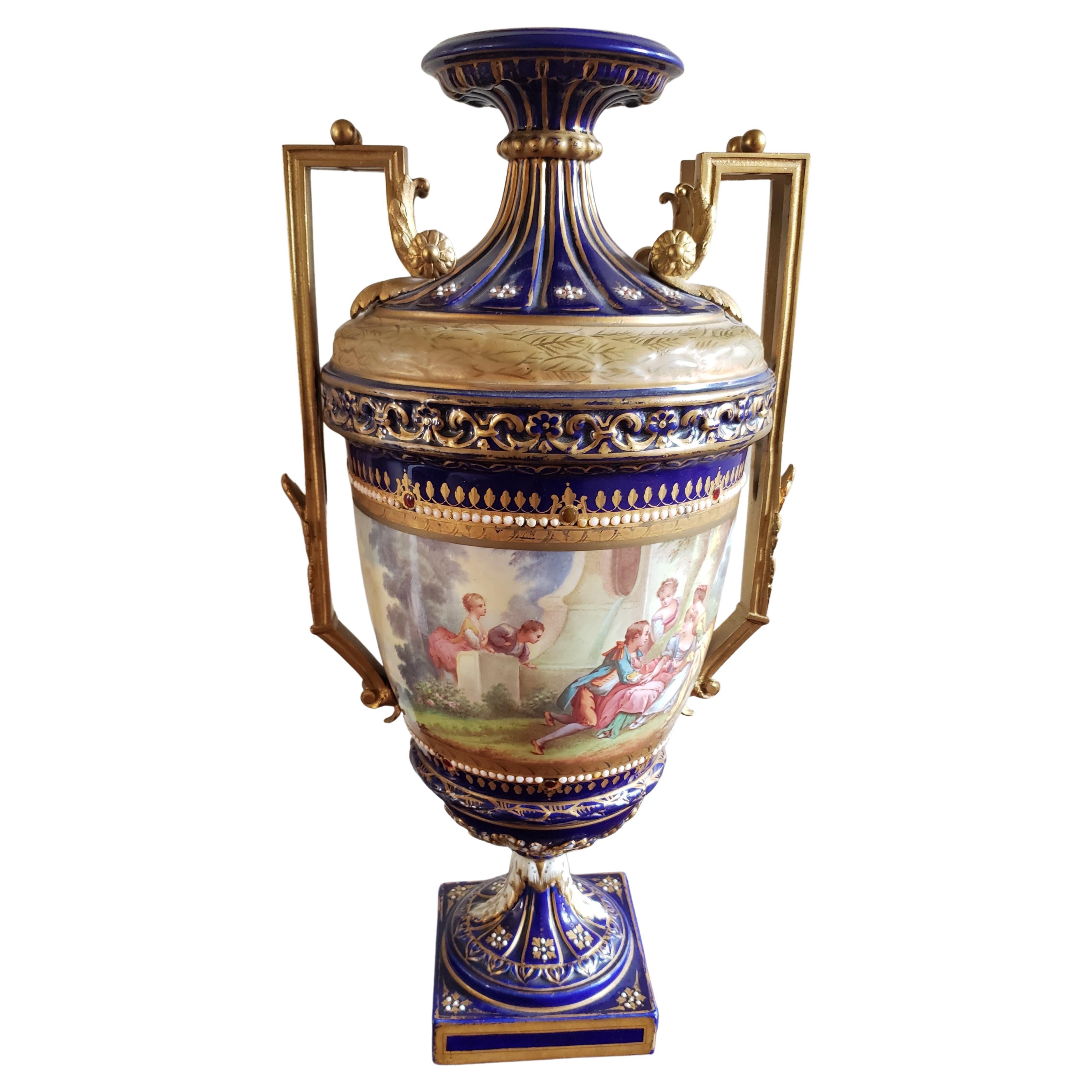 Luigi XV Coppia di urne in porcellana di Sevres del XIX secolo dipinte a mano con decorazioni in cobalto e dorate in vendita