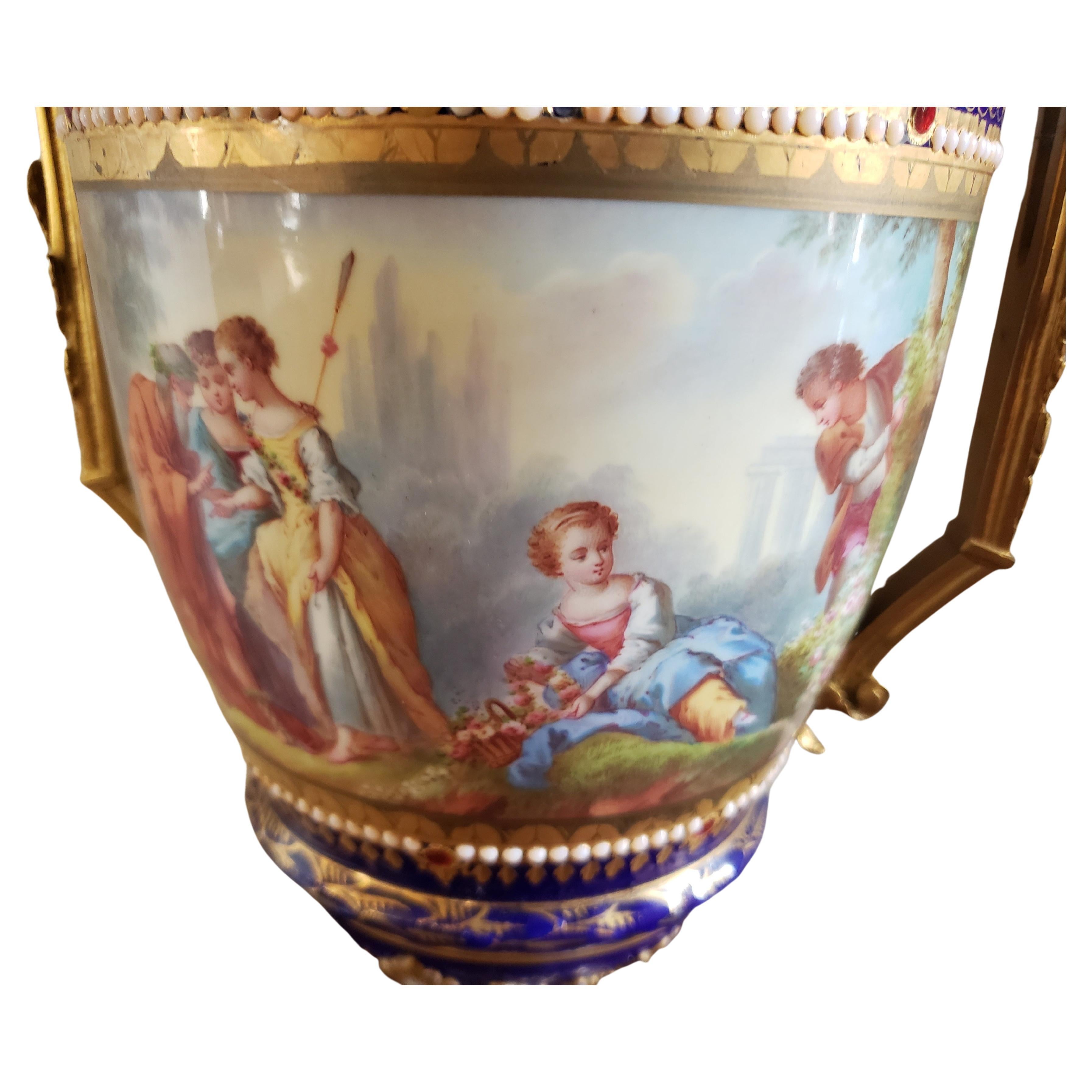 Dipinto a mano Coppia di urne in porcellana di Sevres del XIX secolo dipinte a mano con decorazioni in cobalto e dorate in vendita
