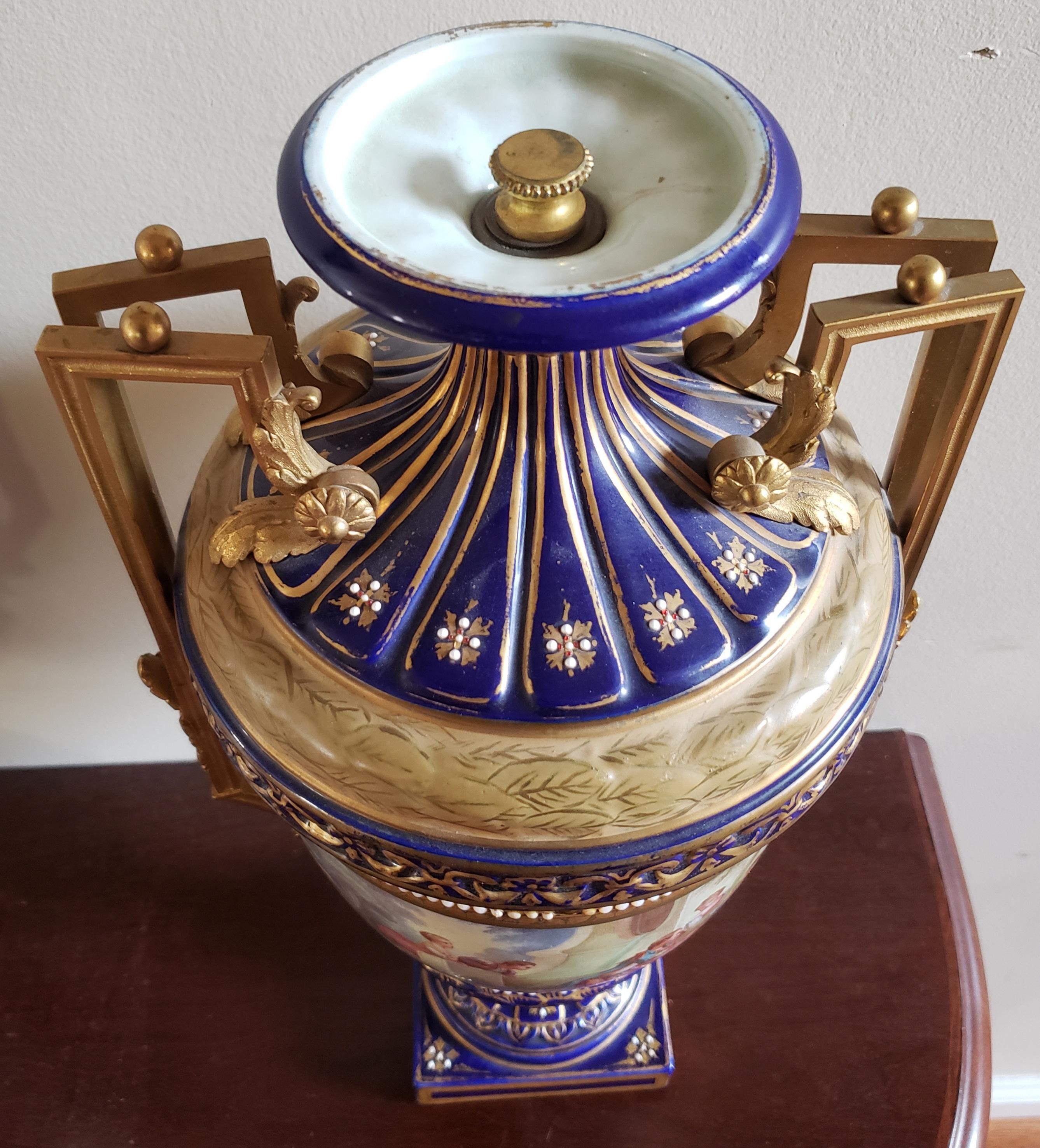 Paar handbemalte, kobaltfarbene und vergoldete Sevres-Porzellanurnen aus dem 19. Jahrhundert (Metall) im Angebot