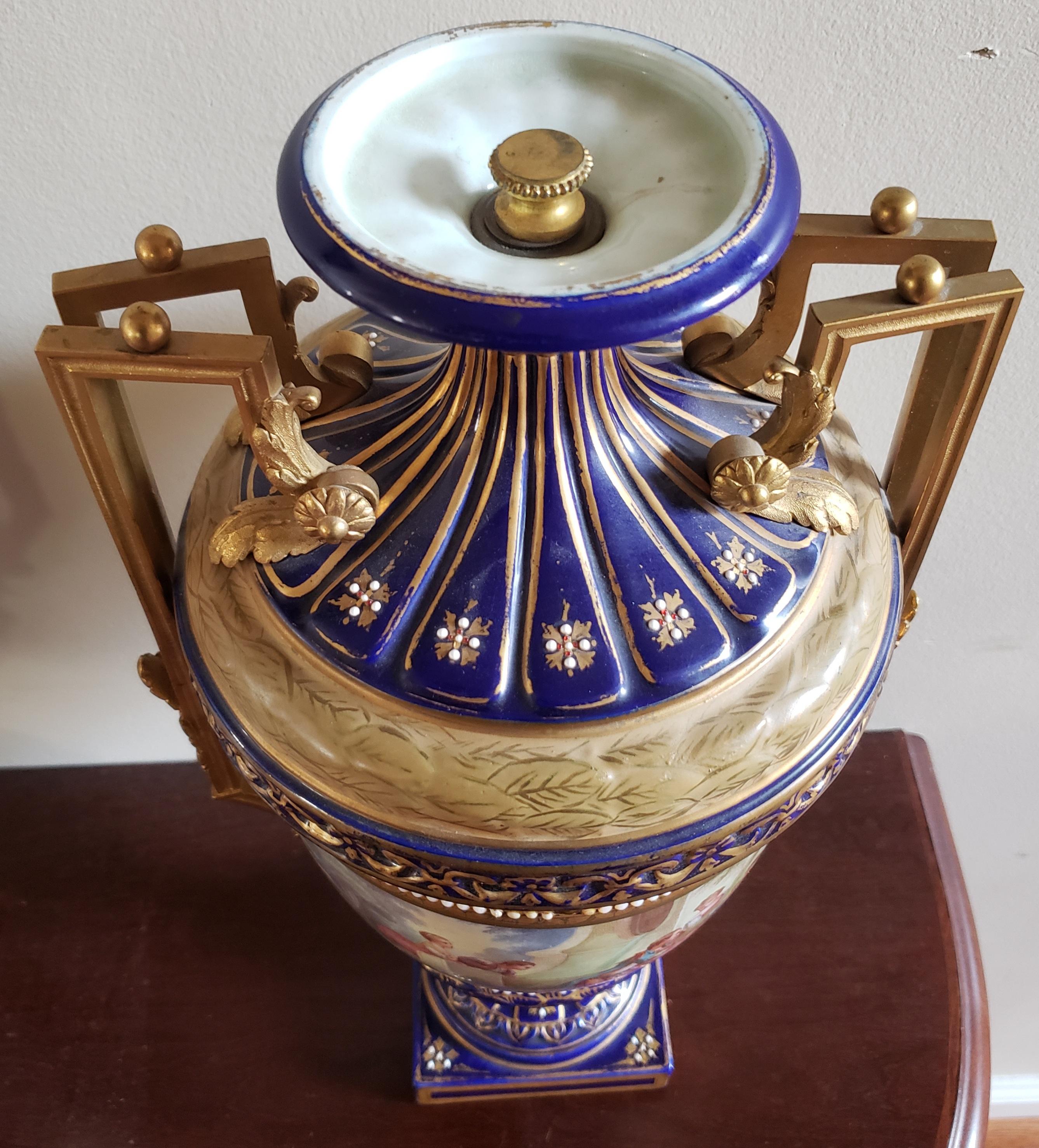 Metallo Coppia di urne in porcellana di Sevres del XIX secolo dipinte a mano con decorazioni in cobalto e dorate in vendita