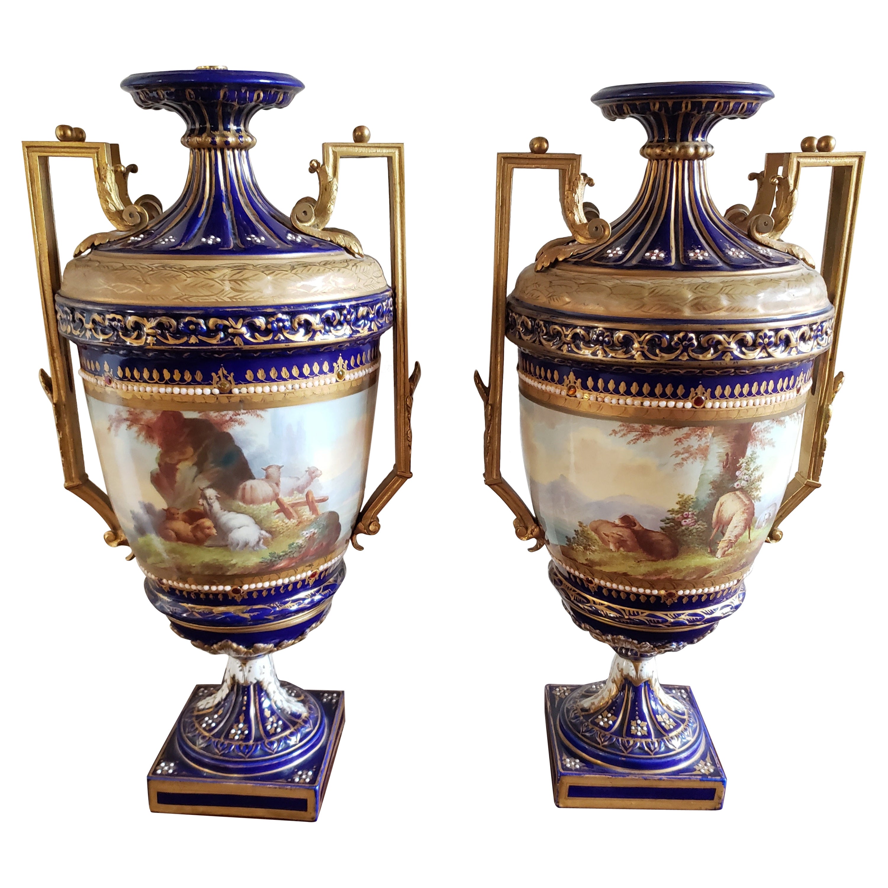 Pareja de Urnas de Porcelana de Sevres del Siglo XIX Pintadas a Mano y Decoradas en Cobalto y Dorado