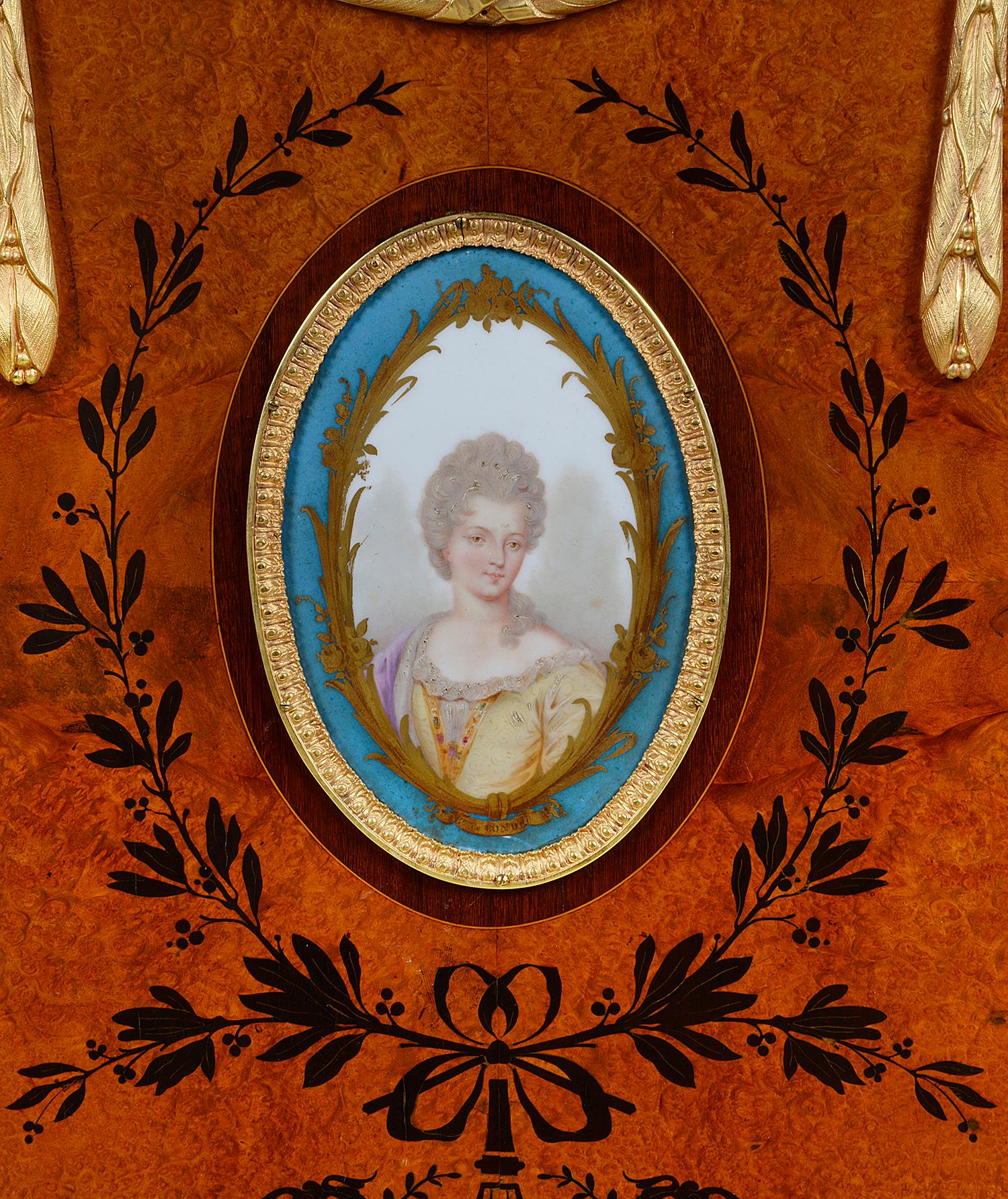 Pareja de armarios auxiliares montados en porcelana de Sevres del siglo XIX Neoclásico en venta