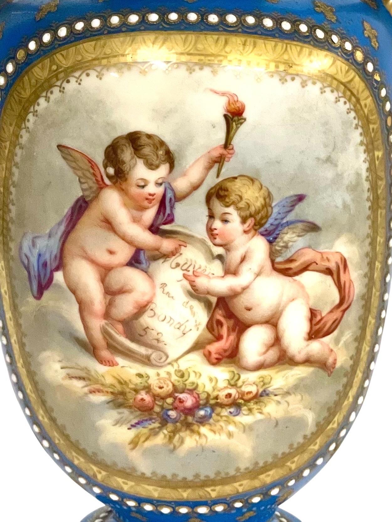 Paire de vases en porcelaine de Sèvres du XIXe siècle avec chérubins et fleurs en vente 3