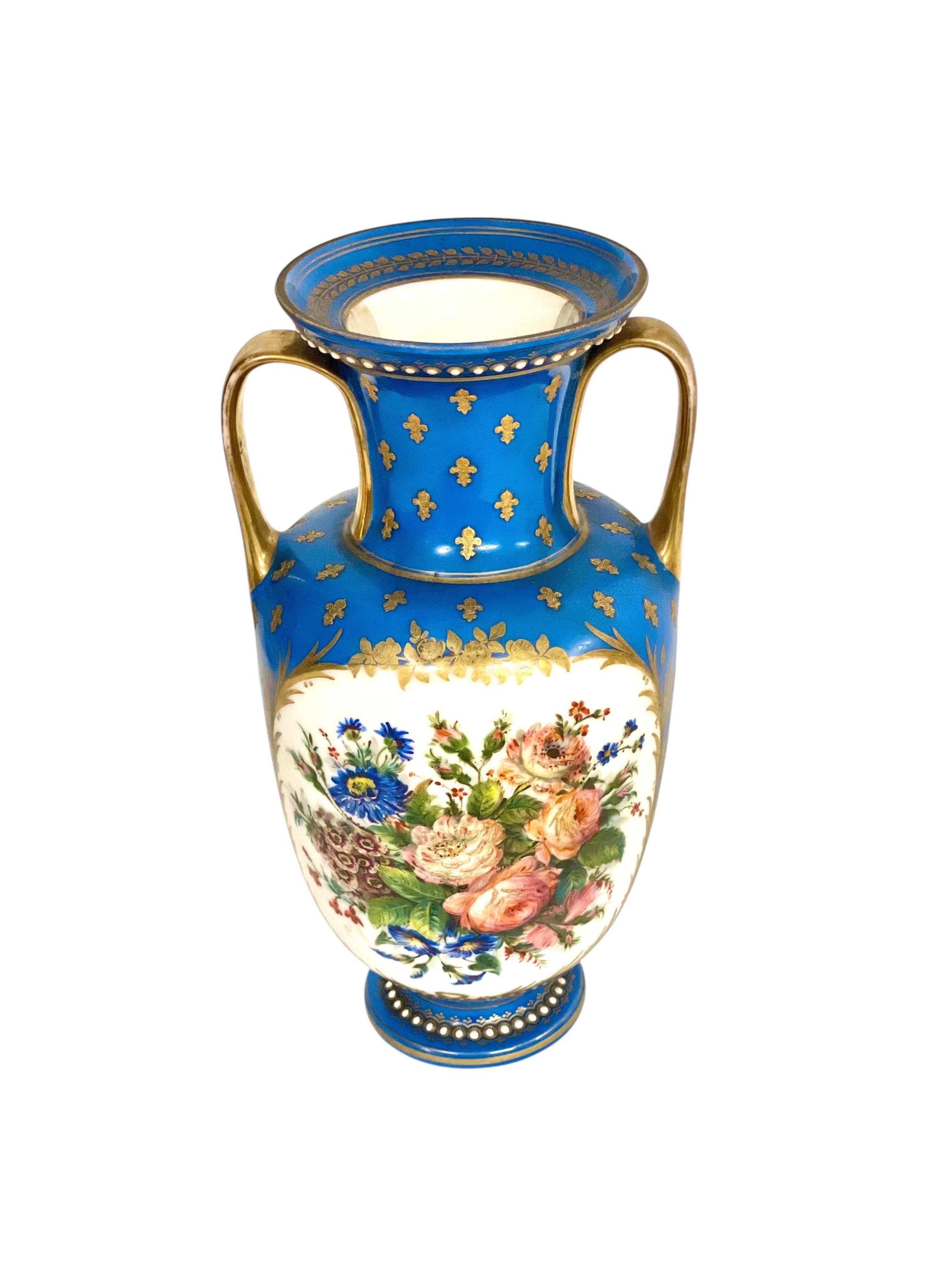 Paire de vases en porcelaine de Sèvres du XIXe siècle avec chérubins et fleurs en vente 4