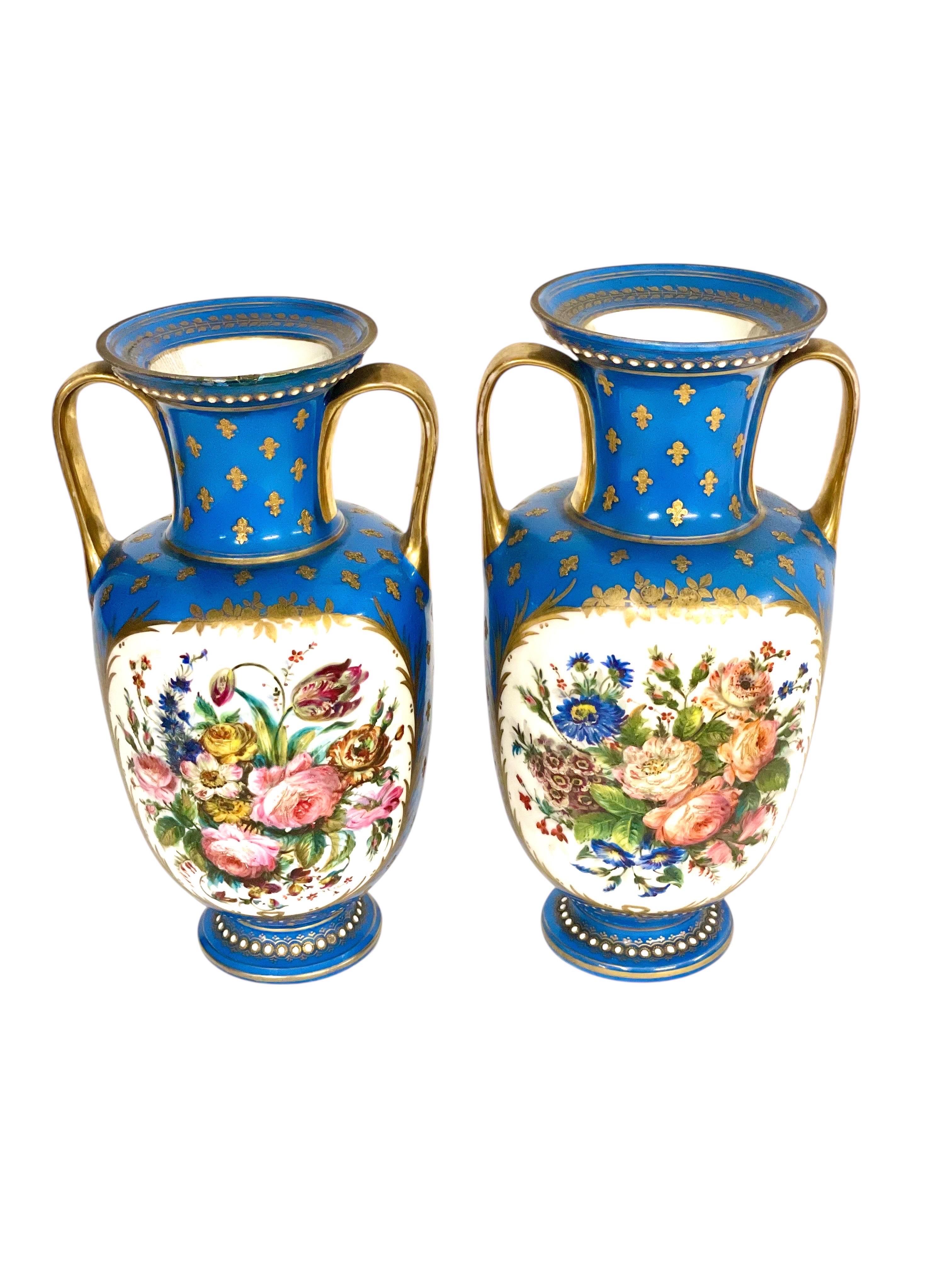 Paire de vases en porcelaine de Sèvres du XIXe siècle avec chérubins et fleurs en vente 5