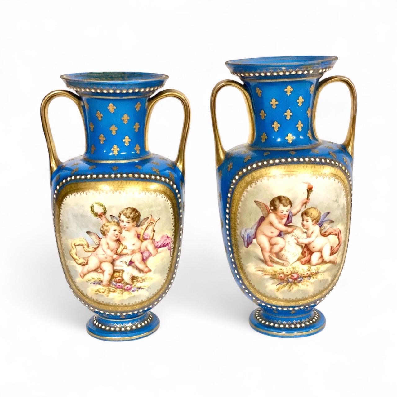 Paire de vases en porcelaine de Sèvres du XIXe siècle avec chérubins et fleurs en vente 6
